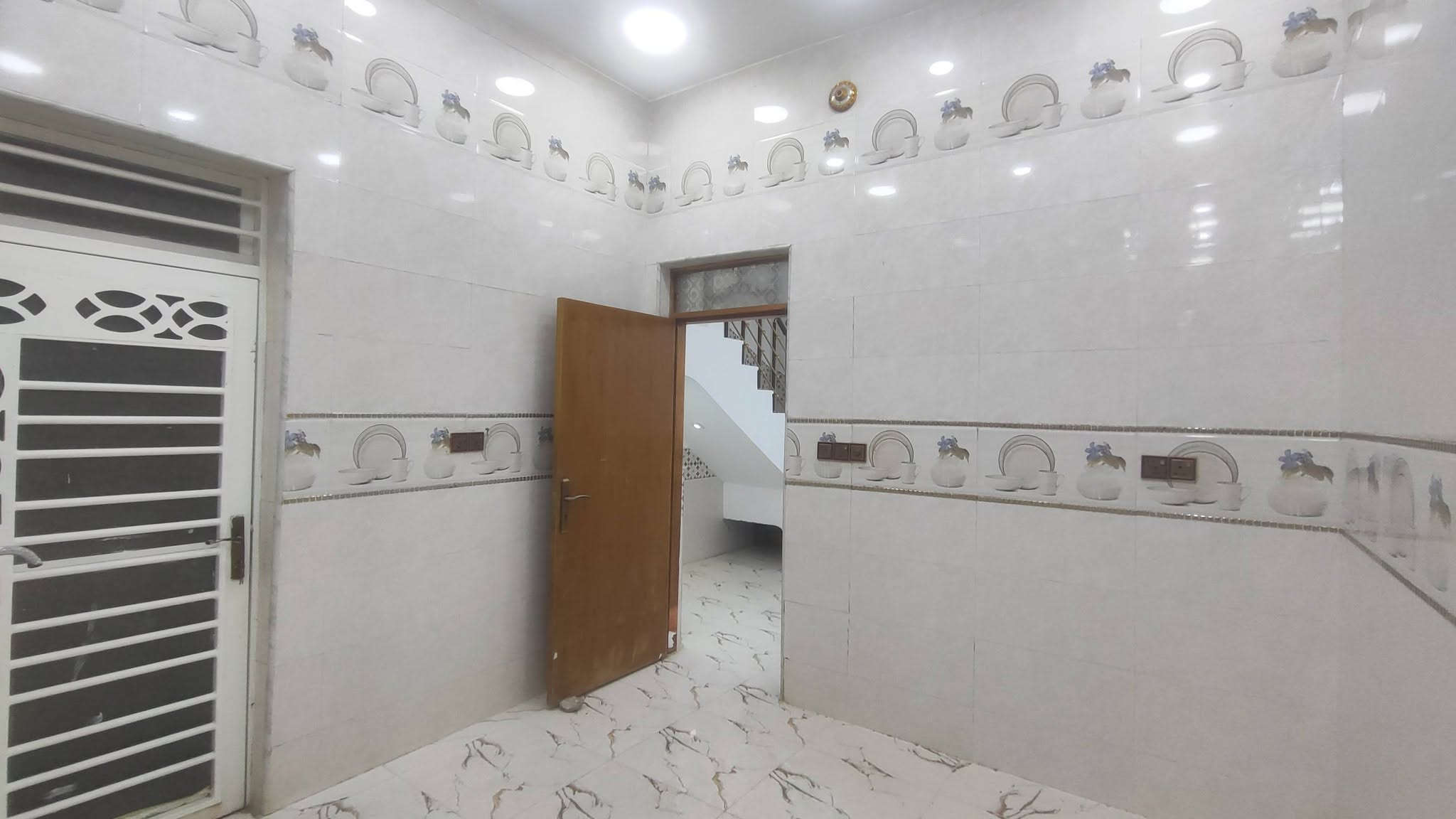 دار للبيع المساحه 100 متر بناء درجه اولى وحديث حي الغدير قرب مدرسه جبل الصبر رقم الهاتف ***********
