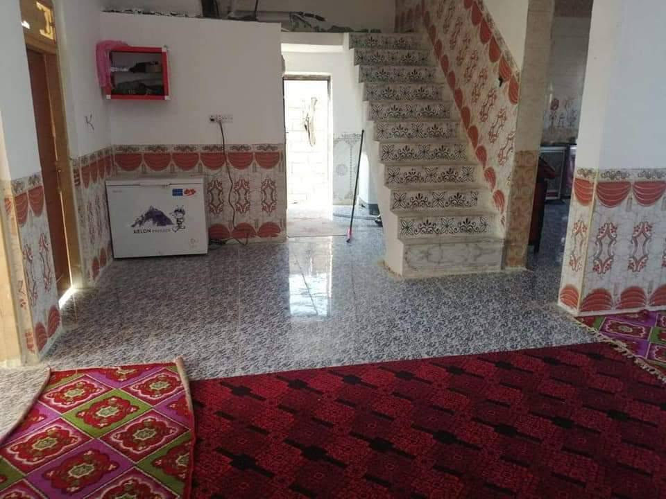 🏡 بيت للبيع
📍 الموقع: طريق السنية – عمود 705

📞 للتواصل والاستفسار :

*********** واتساب وماسنجر 

زراعي سند 25 مداور

يبعد عن الشارع العام ٧٥ متر بجهة المعمل التبليط بالباب 

مواصفات العقار:

* 📐 المساحة الكلية: 300 م²

* 📏 الواجهة: 15 متر

* 📏 العمق (النزال): 20 متر

* 🏠 مساحة البناء: 280 م²

تفاصيل البناء:

* 🛋️ استقبال واسع بمساحة 8 × 4 م

* 🛋️ صاله بمساحه:

    * 8.5×4

* 🛏️ 3 غرف نوم بمساحة اثنين بمساحه 5×4 متر 

واخرى بمساحه 4×4 متر

* 🍽️ مطبخ
+ محل بمساحه 4×3 متر 

* 🚿 حمامان داخليان

* 🚻 صحيات خارجية 

السعر 85 وبي مجال لشراي

كافة الخدمات 

تبليط وكهرباء وماء

@الجميع
