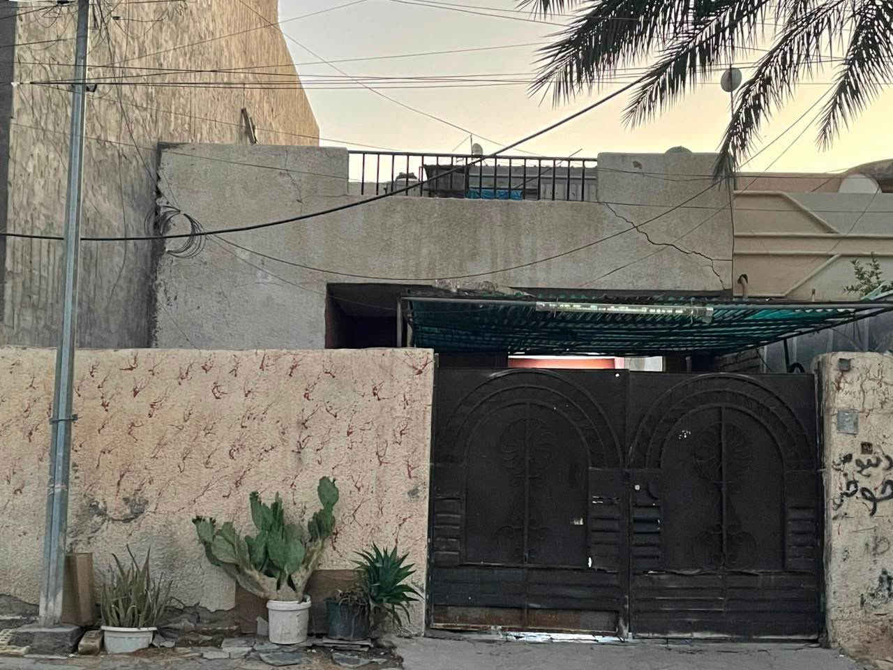 للبيع ( يعتبر قطعة ارض )
حي الجهاد الامانة من جهة المخابرات
يبعد عن الشارع الرئيسي  ٢٠٠ متر

المساحة ١٢٠ 
الواجهة ٦
النزال ٢٠ 

يحتوي على صالة ومطبخ وصحيات وطرمة وحديقة
رقمي *********** بغداد, العراق
