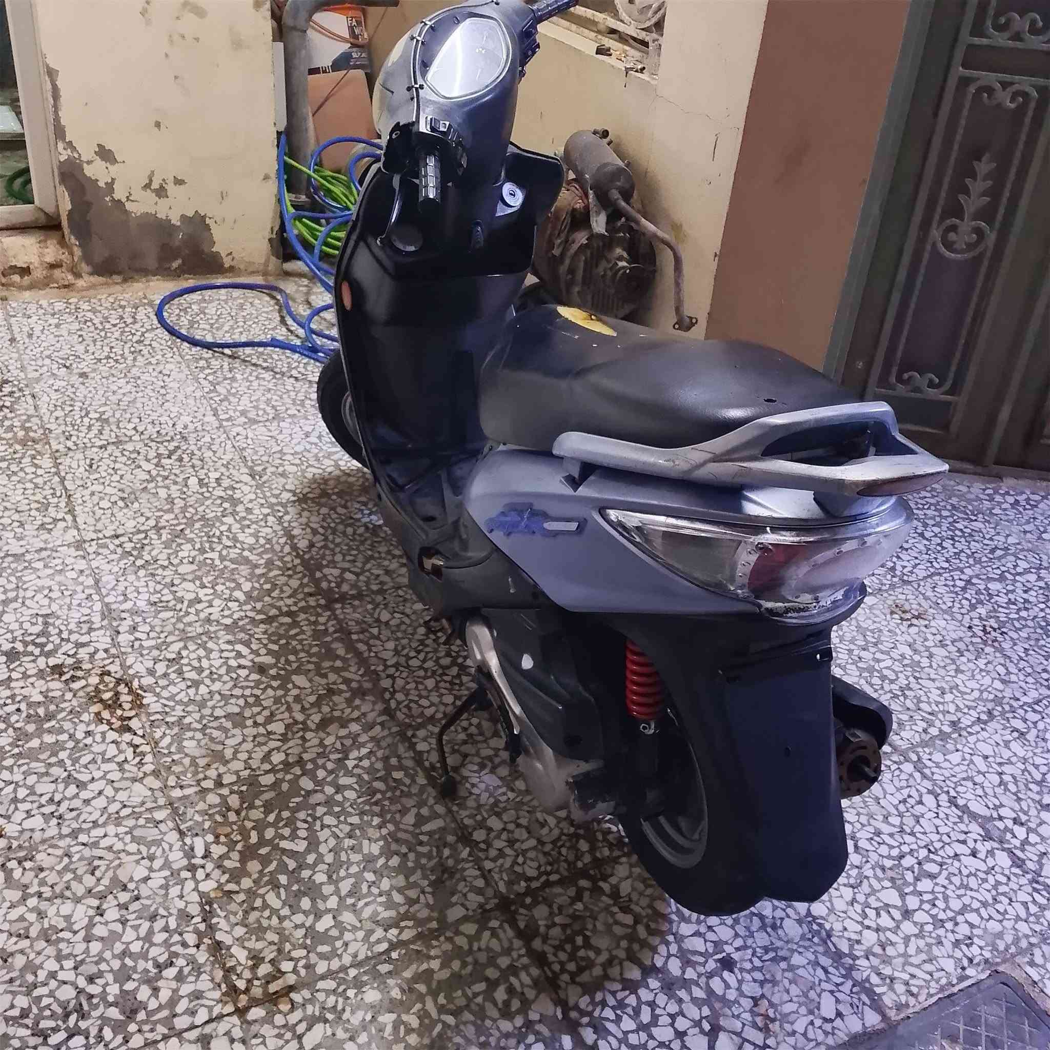 سلام عليكم شباب للبيع كامكو جي فور الدراجه جديده كلش كفاله من كلشي برغي ما عايزه مال حاويه مرتبه تفاصيل بعد اكثر اتصل رقم ***********مكان نجف كوفه سعر 450وبيه مجال
