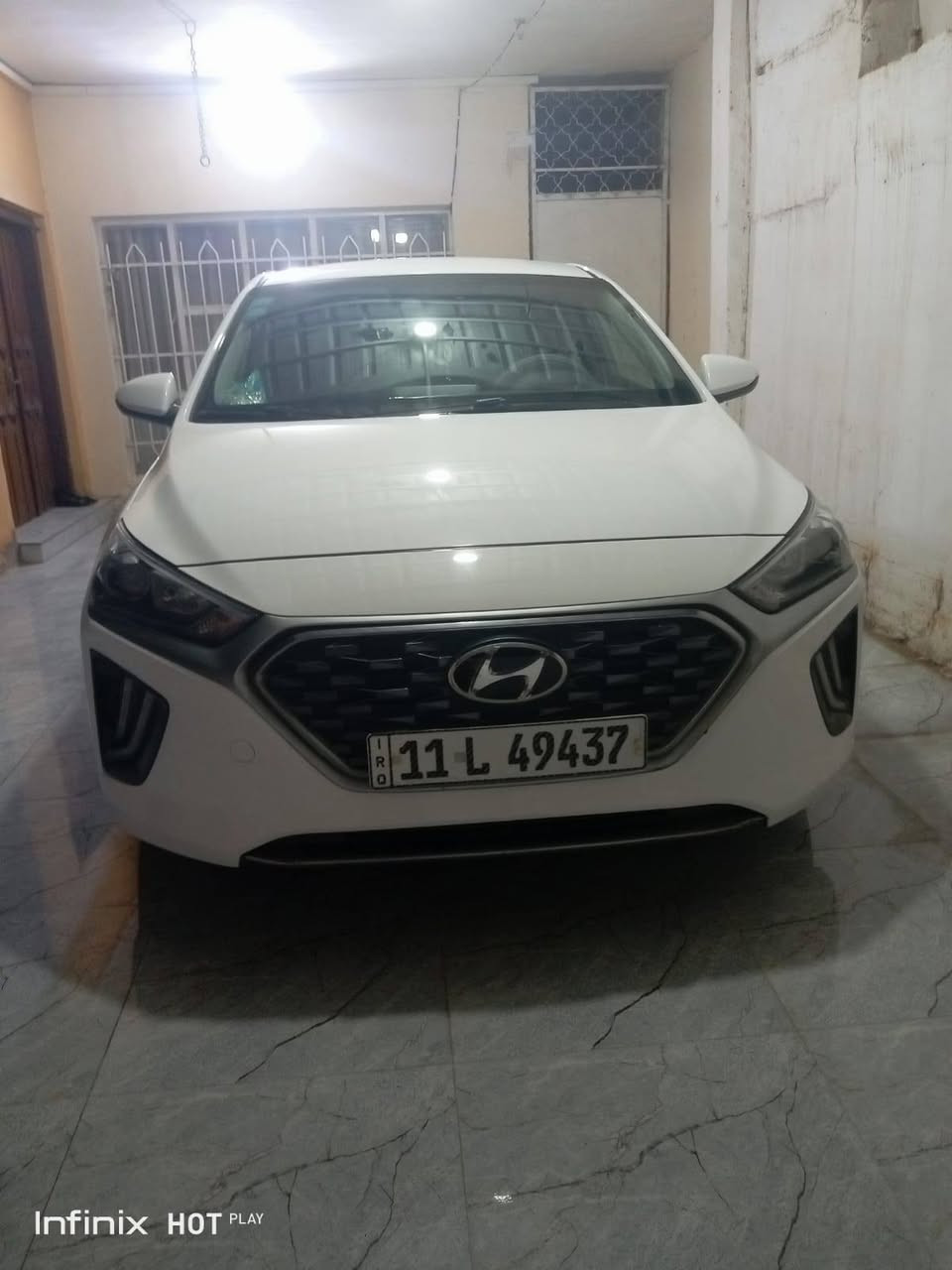 سيارة هيونداي آيونيك هايبرد (Hyundai Ioniq Hybrid للبيع موديل 2022 
تفاصيل بالكامل... مكاني صويرة حي العمال رقمي *********** السونار موجود (سعر شدة و 22 ورقة وبيها مجال) 
نظام الدفع: هجين بالكامل (Hybrid) يعمل بمحركين (بنزين + كهرباء).محرك البنزين: سعة 1.6 لتر (1600 CC) رباعي الأسطوانات بتقنية GDI.المحرك الكهربائي: مدعوم ببطارية ليثيوم أيون بوليمر متطورة.القوة الإجمالية: تنتج المنظومة معاً قوة تصل إلى 139 حصان.ناقل الحركة (الكير): أوتوماتيك مزدوج القابض (DCT) من 6 سرعات، يوفر استجابة سريعة وعزم قوي مقارنة بكير الـ CVT التقليدي.نظام الدفع: دفع أمامي (FWD الأنظمة الذكية والترفيه (المواصفات التكنولوجية)نظام الترفيه: شاشة لمس واضحة تدعم نظامي Apple CarPlay و Android Auto لربط الهاتف وعرض الخرائط (Google Maps).النظام الصوتي: نظام صوتي نقي ومحيطي موزع على 6 سماعات داخل مقصورة السيارة.العدادات: شاشة رقمية (ديجيتال) أمام السائق تعرض معلومات القيادة، مستوى شحن البطارية، ونسبة توفير الوقود بدقة عالية.المنافذ: مدخل AUX، منفذ USB للموسيقى، ومنافذ شحن سريع (12V) للهواتف.🛋️ ميزات فئة المواصفات العالية بصمة التشغيل: نظام التشغيل الذكي بلمسة زر (Push Button Start) مع دخول ذكي بدون مفتاح (Keyless Entry).شاحن لاسلكي: قاعدة شحن لاسلكي ذكي للهواتف الذكية المدعومة في الكونسول الوسطي.المقاعد: التحكم كهربائياً بمقعد السائق مع ميزة الدعم الطبي للظهر (Lumbar Support).التدفئة والتبريد: تدفئة للمقاعد الأمامية والمقود (الستيرن) للراحة في الشتاء.🛡️ أنظمة الأمان المتقدمة الذكية (SmartSense)رادار القيادة: نظام التحذير من الاصطدام الأمامي مع مكابح الطوارئ التلقائية (FCA).تحديد المسار: نظام المساعدة على البقاء في المسار (LKA) وتنبيه السائق عند الانحراف.النقطة العمياء: نظام الرادار الجانبي للتحذير من السيارات القادمة في النقطة العمياء (BCW).حساسات المطر: تشغيل المساحات تلقائياً عند هطول المطر مع ضبط السرعة ذاتياً.🚘 المواصفات الخارجية والتصميمالإضاءة: أضواء أمامية وخلفية بتصاميم مميزة (LED) توفر رؤية ليلية قوية واستهلاك طاقة منخفض.الحساسات والكاميرا: حساسات خلفية لمساعدة الركن + كاميرا خلفية عالية الدقة مع خطوط توجيهية متحركة.الجام والمرايا: مرايا جانبية كهربائية التحكم، قابلة للطي أوتوماتيكياً (شفت) مع إشارات انعطاف LED مدمجة.العجلات (الويلات): ويل ميثال (ألمنيوم) خفيف الوزن بتصميم ديناميكي مخصص لتقليل مقاومة الهواء وتوفير الوقود. الوسائد الهوائية: نظام وسائد هوائية متكامل (Airbags) لحماية السائق والركاب.المكابح والثبات: نظام منع انغلاق المكابح (ABS) + نظام التحكم الإلكتروني بالثبات (ESC).مساعد التلال: نظام منع التدحرج عند الوقوف في المرتفعات (HAC).هيكل السيارة: حاصل على تقييم 5 نجوم في اختبارات الأمان الأوروبية والعالمية (ANCAP) بفضل الفولاذ عالي الصلابة🛋️ المواصفات الداخلية والراحةالمقاعد: تتسع لـ 5 أشخاص براحة تامة مع مساحات جلوس ممتازة.الشاشة: شاشة وسطية تدعم أنظمة اتصال الهاتف الذكي مع بلوتوث ومنافذ شحن متكاملة.التبريد: نظام تكييف أوتوماتيكي مزدوج النطاق وممتاز (ثلاجة) لا يؤثر على أداء المحرك.أنظمة القيادة: مفتاح تحويل وضعيات القيادة بين الوضع الاقتصادي الموفر (Eco) والوضع الرياضي السريع (Sport).
