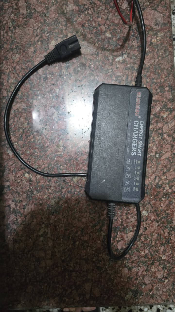 شاحنه مستخدمه للبيع تشحن 6 بطاريات
