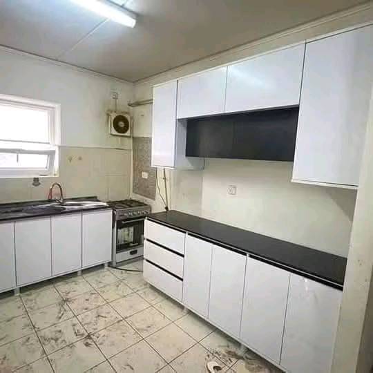 كاونتر خشب تركي MDF ضمان اربع سنوات مغلف طبقتين ميلامين يعني ضد المي والحراره والرطوبه سعر المترين ارضي ومترين ملحق وسنك متر ونص مرمر ٦٠٠. الف ضمان اربع سنوات