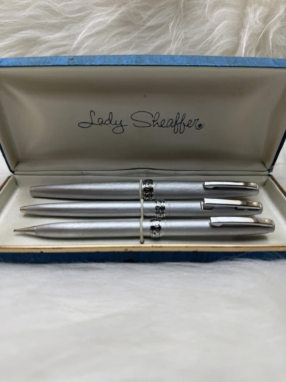 (620)SHEAFFER
سيت شيفر ثلاثي
حبر و جاف و رصاص
امريكي المنشأ اصلي 
ستانلس ستيل 
ريشة (سلاية) ستيل
انتاج سنة السبعينات 
حجم الخط F
جديد غير مستخدم 
مع العلبة الاصلية 
للاستفسار المراسله على الواتساب او الاتصال بالرقم  *********** 
يوجد خدمة توصيل داخل بغداد و محافظات⁩
