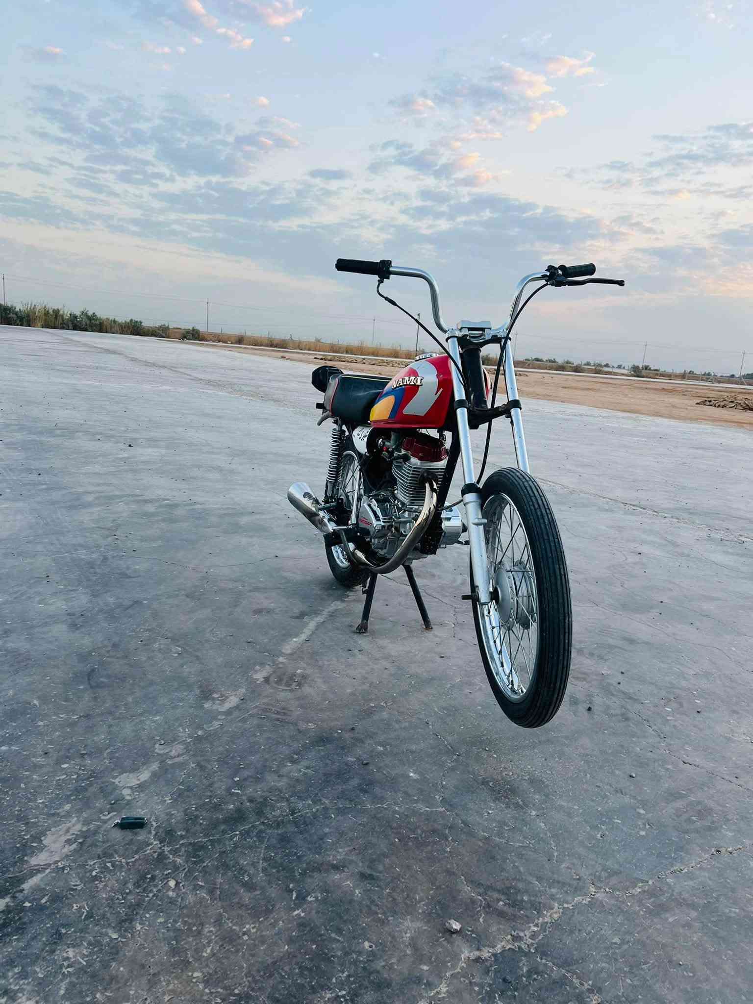 السلام عليكم دراجه نامه للبيع تعمير 25محرك 25 مفتوح ولفات فقط والشاصي 20دراجه كلك كلك كلك باقي التفاصيل خاص
