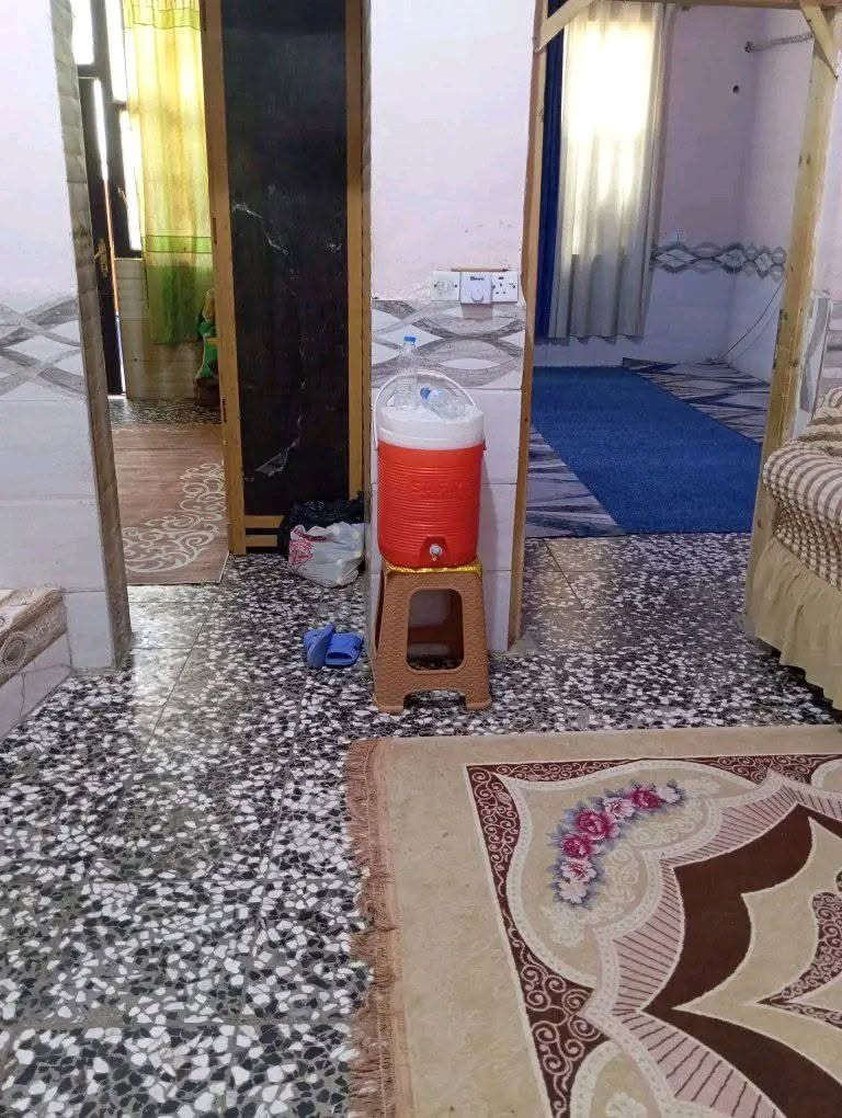 السلام عليكم عدي بيت للبيع مساحته 114طابقين يحتوي على 3غرف وملحقاته سند 25 اقرار مباشر سعره 83بي مجال كافه الخدمات ماء كهرباء مجاري جديده مدارس سوك مستوصف يبعد عن الامام 3كيلو ونص كونكريت للطابقين سطحين صالتين طريق البوبيات عمود 85بدايه الحر الصغير 
البيت عالي عن الشارع مقرنص الباب 
الخاص مفتوح اي استفسار

نص مكتوب في الصور:
- ٧:١٩ م