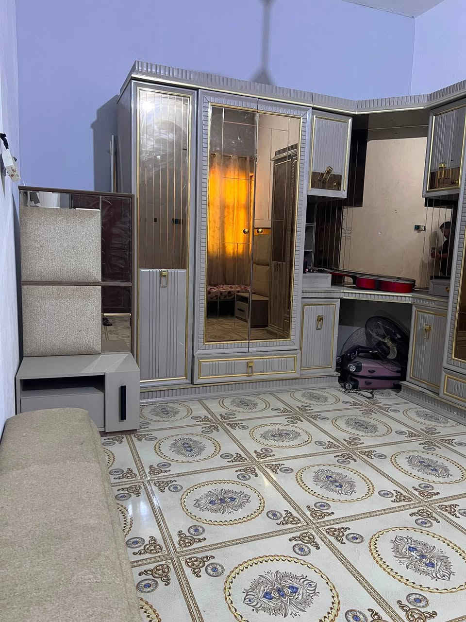غرفة تركية نظيفة ومرتبة، حالتها زينة، بس بيها نقص 3 قطع.

💰 الغرفة كاملة بـ 500 ألف دينار.

📞 للاستفسار والتواصل:
***********
