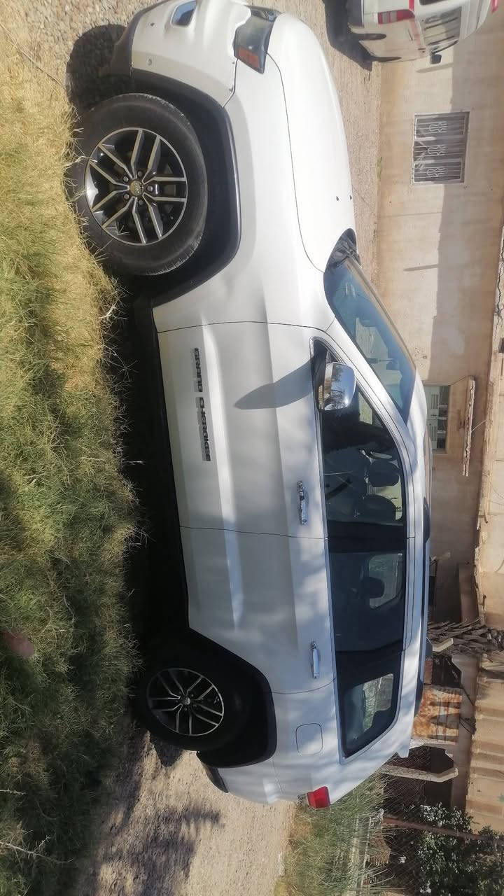 السلام عليكم جيب امريكي فول مواصفات حداديه سدرتخم  تاير جير محرك مقفولات كفاله عامه سياره قطعتين شاملق امامي بنين فقط والسعر 180مناسب رقم بغداد باسمي ***********
