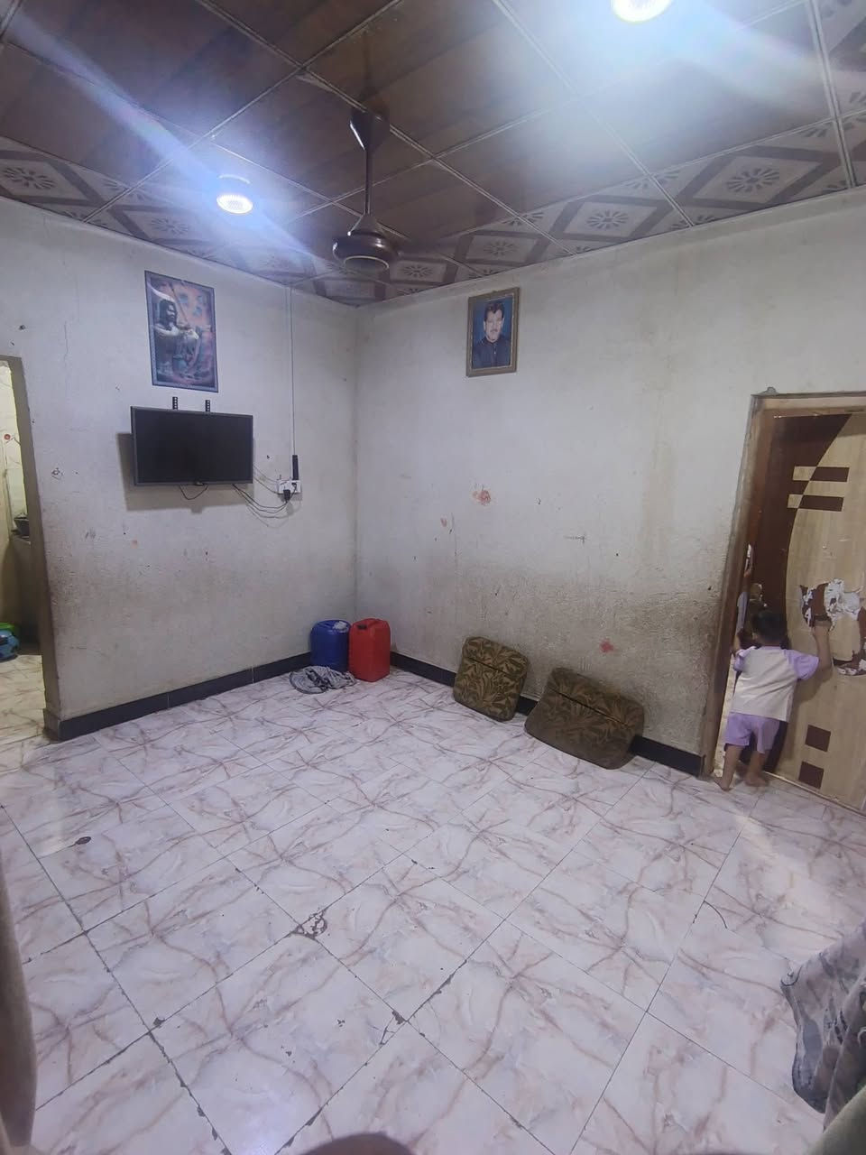 سلام عليكم بيت تجاوز في دور الصحه غرفه 6×4 +هول 4×3 +مطبخ 3×2 +حمام وتواليت اجلكم الله 2×2 +حوش صغير البيت عكاده معه سقوف ثانويه سراميك الارض معه تانكي ماء وكيزر السعر 15 وبيه مجال استفسار اتصل عله الرقم او مراسله ***********
