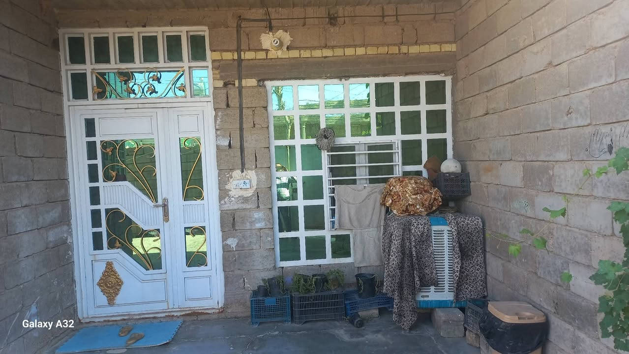 بيت للبيع في بداية الازركية مقابل جامع الازركية الجديد غرفتين وصاله كبيرة واستقبال ومطبخ وصحيات ومنور المساحة 200 متر السعر 50 وبيه مجال بسيط للتواصل ***********
