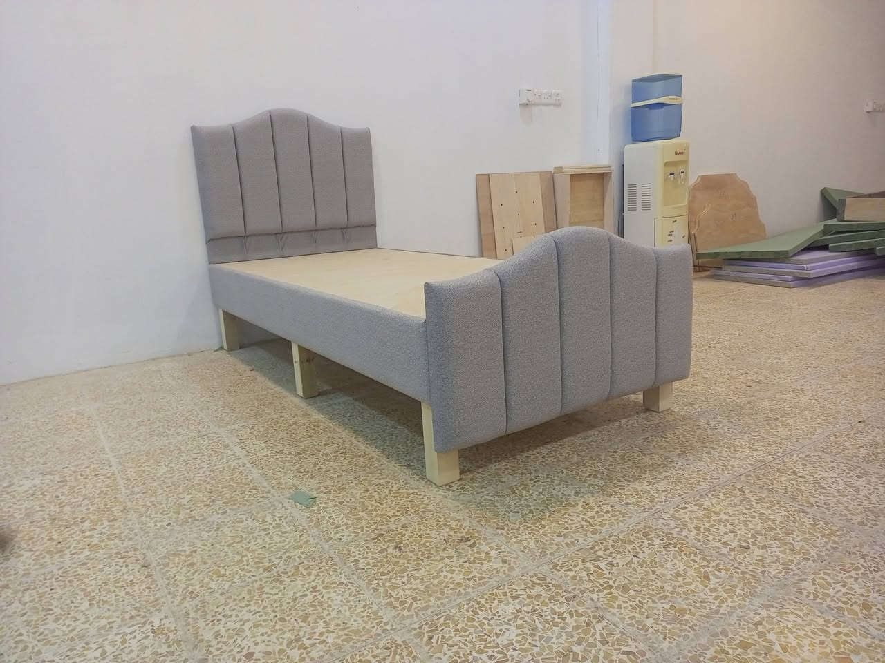 معمل ومعرض نجارة الفاضليه للاثاث الراقي 
العنوان قرية الفاضليه مقابل جامع الزيتون 
سرير نفر فصال تركي 
خشب بلوك 14 ملم 
عدد الارجل 6
عدد الجسور 7
قماش حسب الطلب 
القياس 90*200 
السعر 125 الف
للاستفسار الاتصال 
***********
