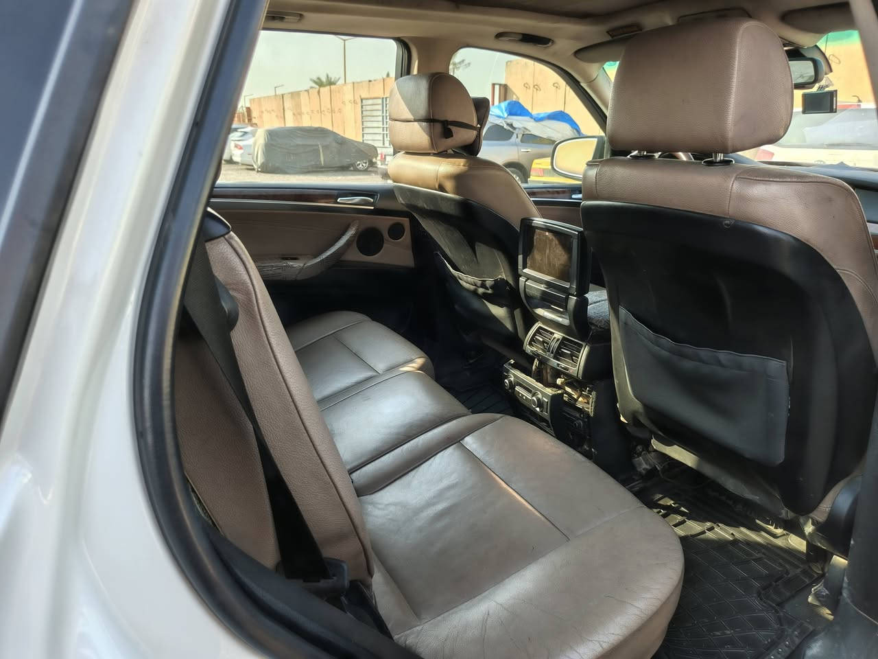 السلام عليكم
للبيع   bmw x5موديل 2008وارد خليجي 7راكب 

محرك 4.8 8سلندر كير 6نمر 

فول مواصفات 

حساسات امامي خلفي 360

كشنات الامامي تدفئة +تحكم كهرباء 

فتحة سقف بنوراما

لايت زنون داينمك 

بصمه + بصمات عدد 2

دبلات الخلفية هواء جوبلسات 

دبلات الامامية كهراباء 

شادلها مكينه وكير جدد بعدهن بضمان 

بيها نواقص قاعدة دبل امامي  

وتريد دعاميه امامية 

بئسم ابن عمي تحويل مباشر 

السعر 95وبيها مجال 

***********بيه وتساب
العنوان بابل المسيب
