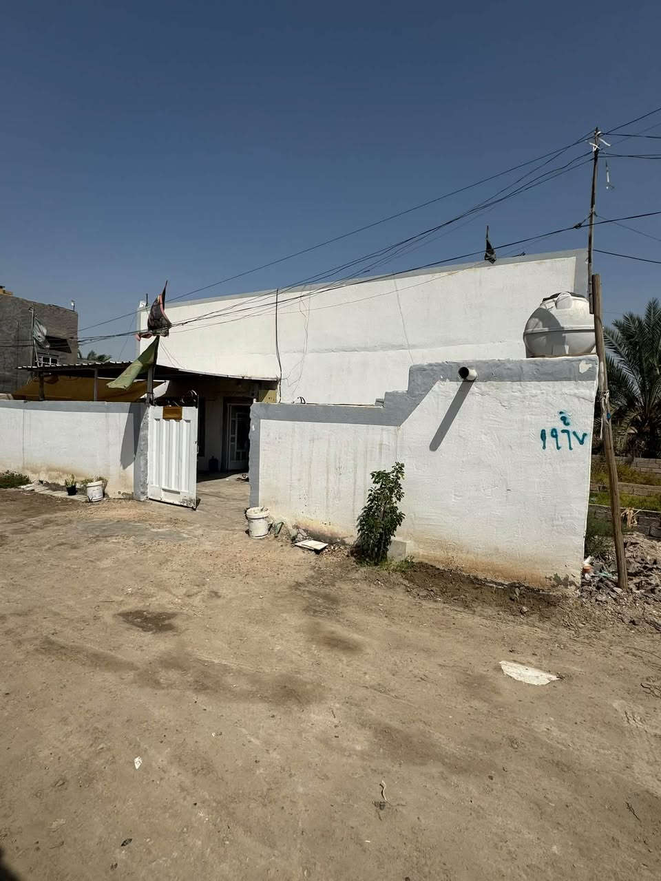 السلام عليكم
يوجد للبيع بيت مساحه ٢٢٠ متر طابو زراعي سند ٢٥ تحويل مباشر يحتوي ع غرفتين وهول وستقبال ومطبخ وحمام وصحيات خارجيه صب مسلح بناء ٢٠١٥ 
العنوان /بابل النيل قرب المخازن بيت مرجان عن شارع النيل القديم ٧٠٠ متر يرهم اقساط اونقد سعره ٤٨ مال 
متوازي ‭***********‬
اليرغب بالشراء يتصل ع الرقم
