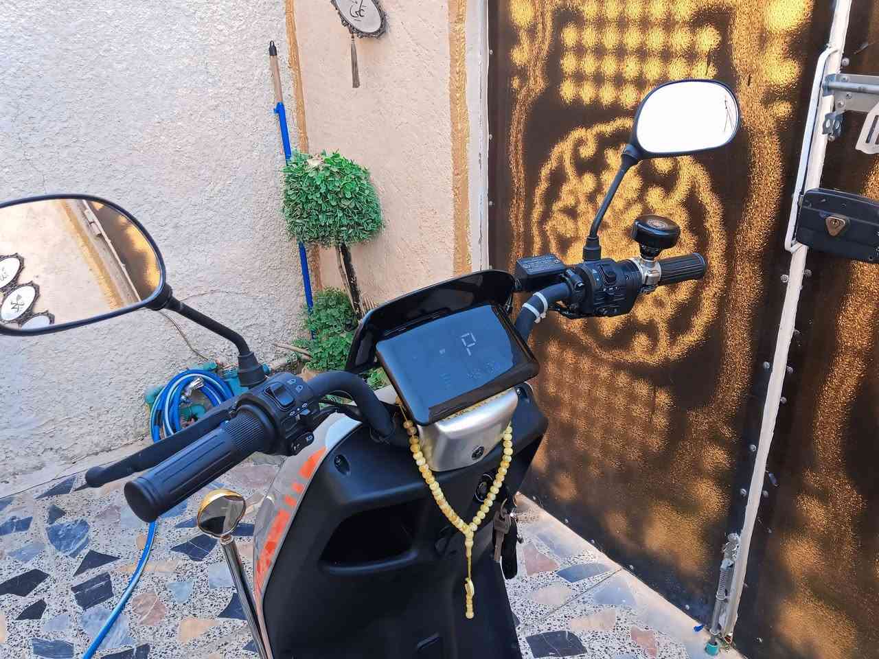 السلام عليكم
دراجه 318
كلشي شغال بيها 4 بطاريات 
بس بيها بطاريات تعبانه 
السعر 250 
الرقم ***********
