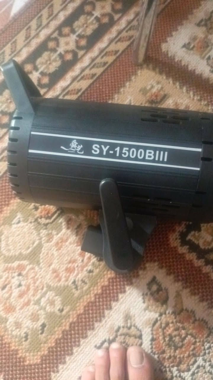 عدي سوني مايك 3  شتر 6 كي جديده شخط مابيهه
مع عدسه 70-28 
مع نك مايك هولي لاند m2 

مع انارة للبيع بس مفتوحه من الكارتون مع اناره RBG صغير مكتبي 

مع استاند كامره وستاند اناره هديه للبيع مكاني ناصريه مركز  ابيع كلهن سوه
***********
