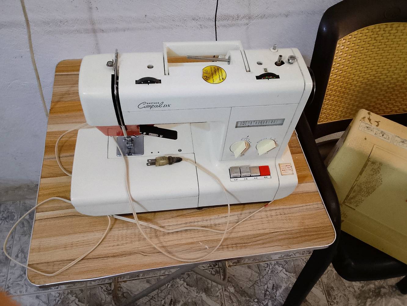 مكينة خياطة وتطريز،، نظيفة جدا،، السعر ١٠٠ على هذا الوضع