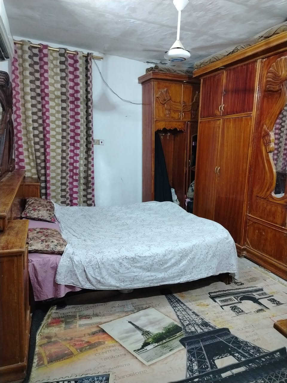 سلام عليكم دار ١٠٧ م بناء ٥٠ والباقي حديقه أساس رفت بناء طابوك سقف صب كونكريت طابقين يتكون من غرفتين وصوله ومطبخ وصحيات وحديقه داخل البيت السعر ٣٠ وبي مجال العنوان سايدين المطار شارع علكم الشبلي تواصل مكتب الغريري ***********

