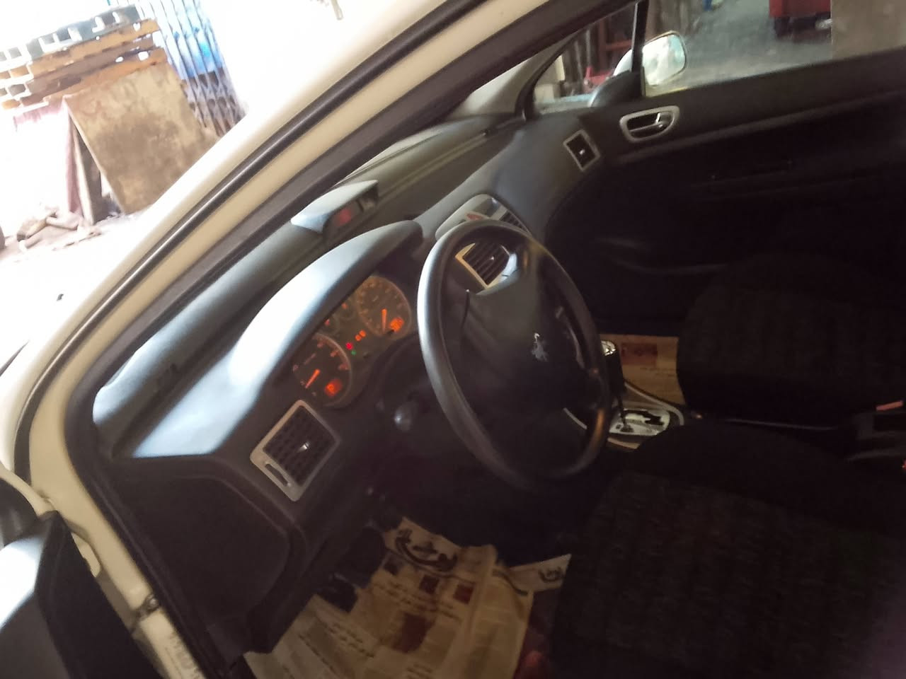 السلام عليكم بيجو 307 2005 سياره مكفوله من الصبغ والضربه دعاميات صبغ فقط باقي السياره كلها على وضع الشركه سياره ماشيه 153 حقيقي سياره جانت متروكة واني اشتريته لايتات الاماميه اصلي شركه  سياره كلش نظيفه محرك وكير مكفولات سياره غرفه الجديده سياره باسمي رقم انكليز ي مكاني بغداد كراده سعر 58 وبيها مجال ‏‪***********‬‏
