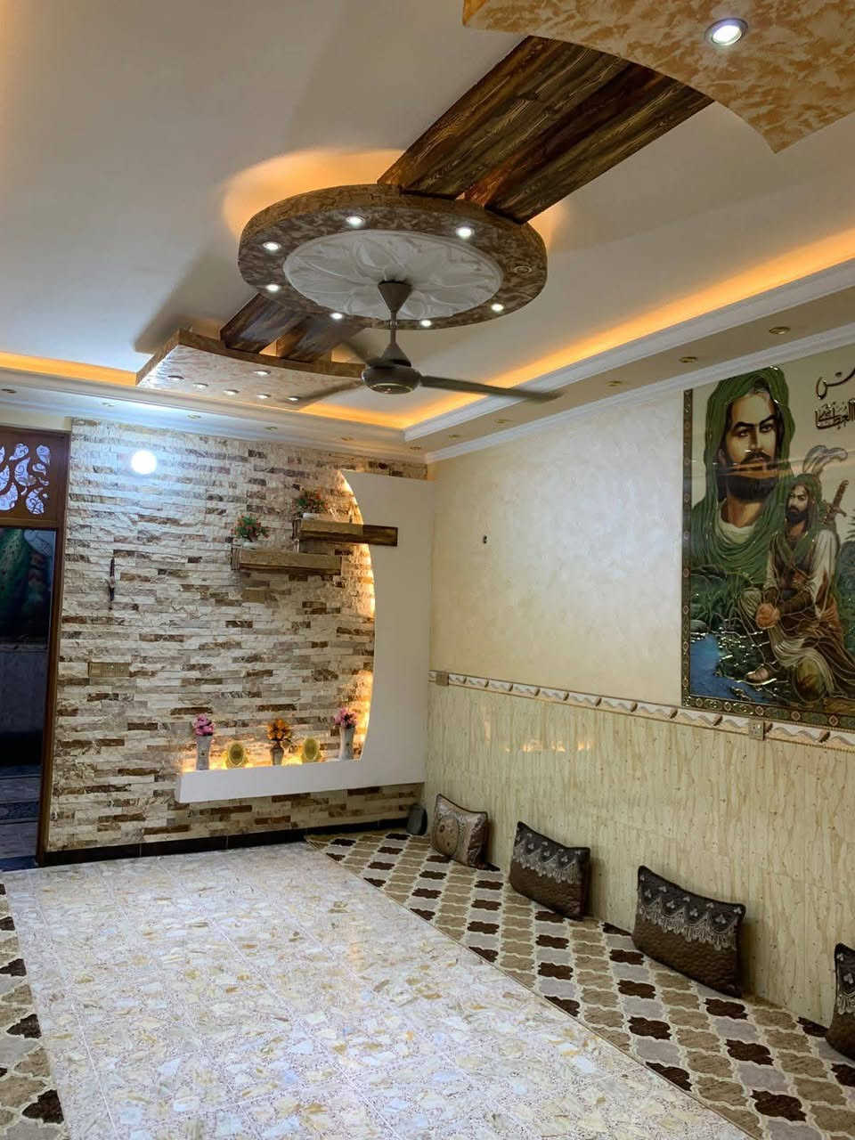 دار للبيع مساحة ١٥٠ متر جبه ٧.٥ × ٢٠ 
طابق الأول غرفتين نوم + سويت ستقبال ٧ × ٤ 
مطبخ حار بارد 📍✔️
طابق ثاني ٤ غرف نوم رقم العقار ٤٠٣ بداية منطقة 
مجاور شارع ٦٠ م تجاري موقع #ممتاز_للسكن 
ضمن قطع أراضي موظفي أمانة بغداد مقاطعة ٢ / ٩ 
زعفرانية حي الامانة _ تعامل مباشر معه صاحب دار 
مكتب الكناني للوساطة العقارية 📍✅️
موقع المكتب مدخل شارع ٤٠ م مقابل بناية #يا_حسين_ع
نوفر لكم قطع سكنية واستثمارية و تجارية و #مميزة تحتوي على تشجير من ضمن قطعة 
دور بمساحات مختلفة من ضمنها مطلوبه قروض الإسكان 
من يرغب #بشراء_و_البيع جاهزين ضمان حق البائع و المشتري 
إتصال والاستفسار *********** متوفر واتساب
