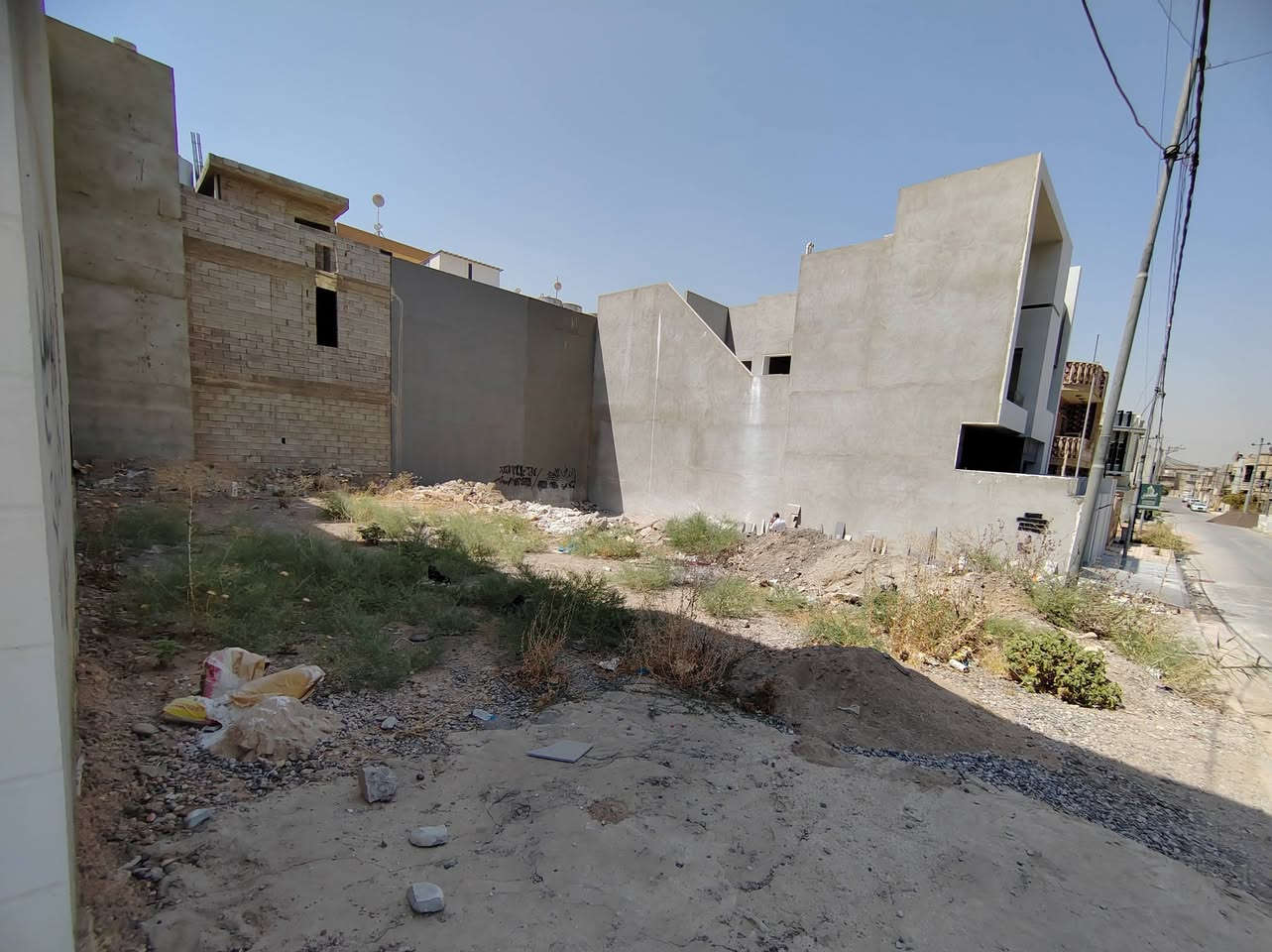 أرض للبيع في حي المزارع
المساحة ٣٣٨ الواجهة ١٧م
نصف الأرض للبيع
الارض تبعد عن شارع العام ٢٠٠م
شارع تبليط
أمام الأرض مساحة خضراء
 ملك صرف سند طابو بأسم صاحب الأرض 
 للإستفسار الإتصال
***********
