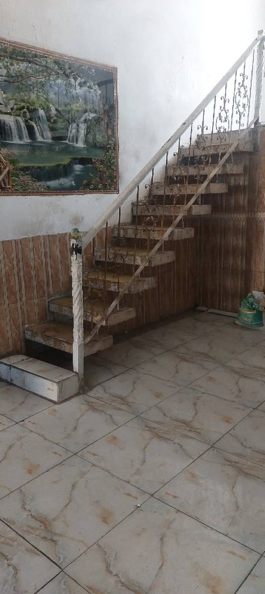 سعر 
بيت طابقين مسلح يحتوي اربعه غرف نوم كبار واستقبال كبير مساحه ٢٠٠متر وكثر خدمات كامله تبليط مجاري ت***********فلكه سلمان باك فلكه الطاقه قريب سيطره القديمه ١٠٠ م على شارع العام منطقه حلوه سعر المطلوب ٨٥

