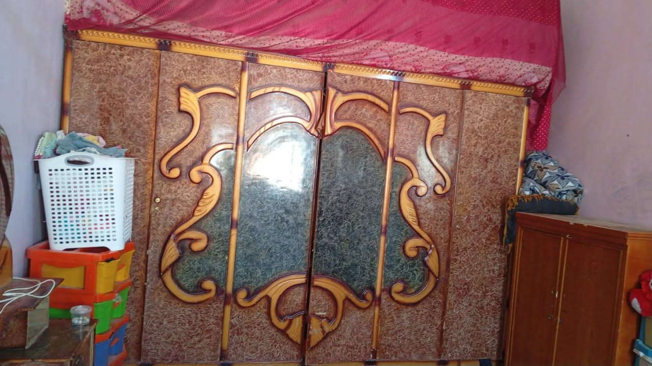 اسلام عليكم غرفه التجاره اللبيع نظيفه 
السعر 300اوبيه مجال الرقم ***********

