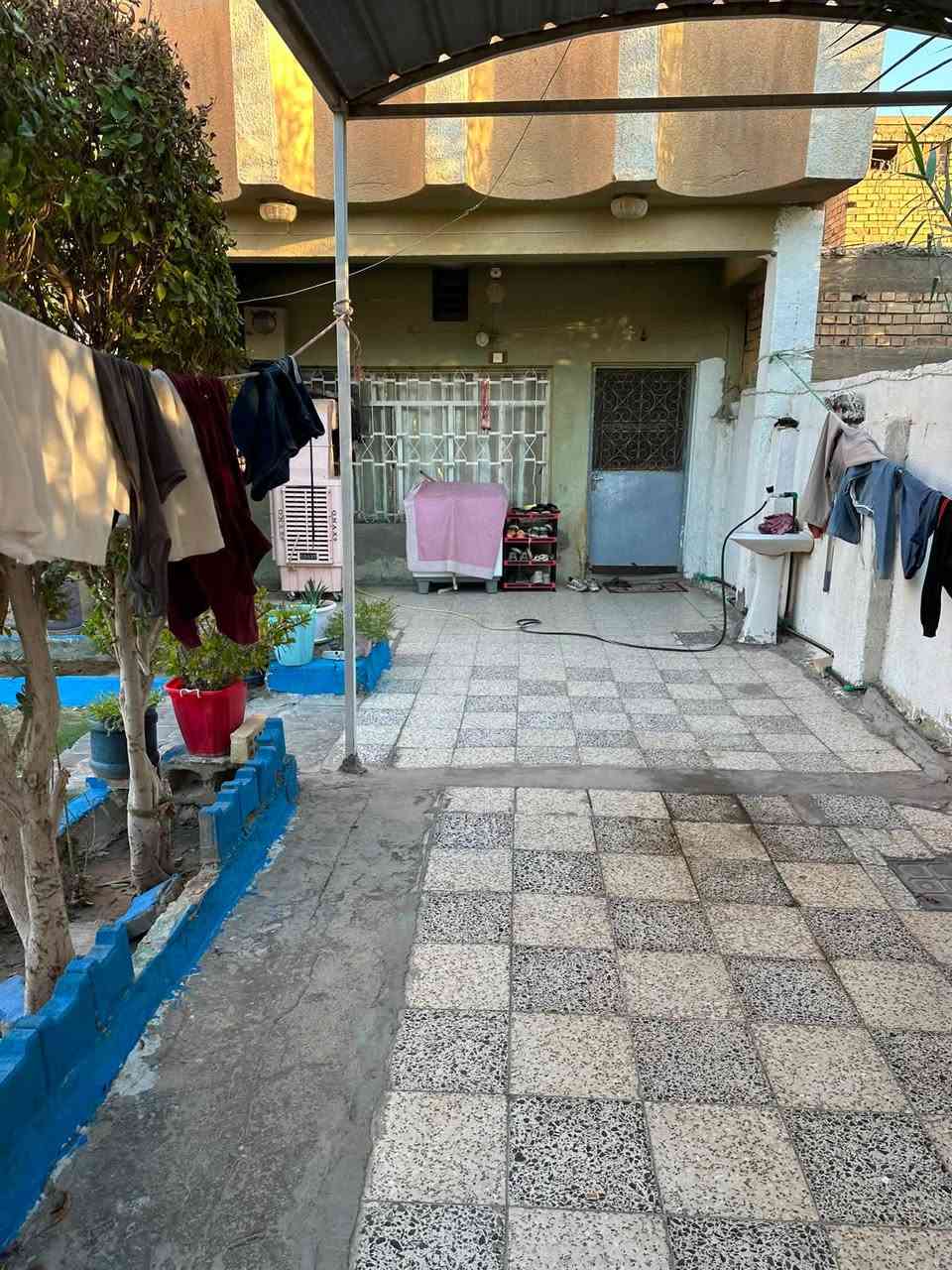 السلام عليكم…للبيع بيت طابقين طابوا صرف حي النور..التفاصيل(4 غرف نوم +استقبال+مطبخ+صاله+صحيات خارجيه وداخليه مع كراج سياره)
المساحه الكليه👈250م
الواجهه👈10م
النزال👈25م
السعر👈150مليون بيه مجال
الاستفسار/مكتب امجد العلواني للعقار 
حي17 قرب جامع الرسول(***********)
