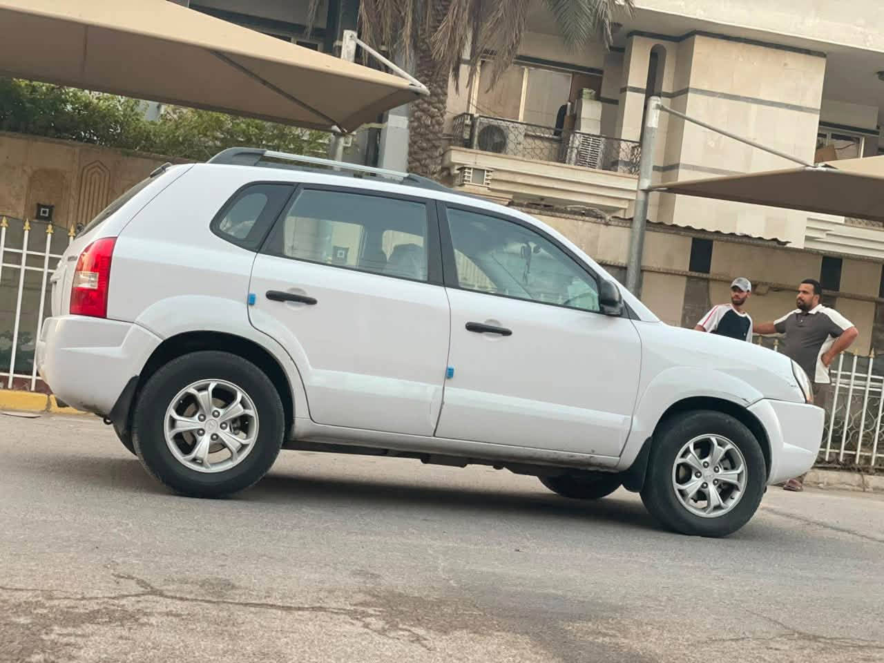 السلام عليكم :

🚘 للبيع Hyundai Tucson 2009 خليجي🪬

• بنيد مبدل نفس اللون
• شرط السونار فقط
• محرك 2000 دوش مكفول، مامفتوح
• كير مكفول، مامفتوح
• ماشية 132 ألف كم حقيقي
• السيارة باسمي
• شرط التحويل ثاني يوم
• السيارة جاهزة للفحص والشراء

📍 للجادين فقط، الفحص على حساب المشتري
💰 السعر: 110 وبيه مجال
📞 للاستفسار /***********
العنوان / (بغداد الرصافه)

نص مكتوب في الصور:
- HYUNDAI TUCSON 2009 خليجي للبيع بنيد مبدل نفس اللون شرط السونار فقط محرك 2000 دوش مكفول، مامفتوح كير مكفول، مامفتوح ماشيه 132 الف حقيقي السيارة باسمي شرط التحويل ثاني يوم السيارة جاهزة للفحص والشراء السعر 110 و بيه مجال بسيط للاستفسار والتواصل *********** العنوان بغداد الرصافه المعجبه بالسعر يترك المنشور بكلمه طيبه