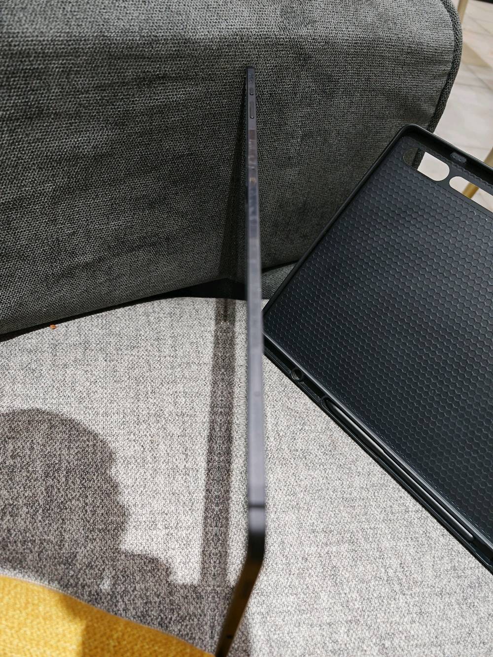 للبيع: تابلت Samsung Galaxy Tab S8 Ultra (بحالة الزيرو) 🔥
تفاصيل الجهاز:  
الموديل: Samsung Galaxy Tab S8 Ultra  
المساحة والتخزين: 128 جيجابايت (مع إمكانية إضافة كارت ذاكرة خارجي microSD حتى 1 تيرابايت).
الرام: 8 جيجابايت.  
الحالة: نظيف جداً / . لا يزال يحتفظ بلاصق الحماية الأصلي على الأطراف، خالي تماماً من أي خدوش أو عيوب.  
أبرز مواصفات الجهاز:
الشاشة: شاشة عملاقة وفاخرة Super AMOLED مقاس 14.6 بوصة بتردد 120Hz، ألوان ممتازة ودقة عالية جداً (1848×2960).
البطارية: بطارية ضخمة بسعة 11,200 مللي أمبير تدوم لشحن طويل، وتدعم الشحن السريع بقوة 45 واط.
الصوت: 4 سماعات ستيريو فاخرة من شركة AKG مع دعم تقنية Dolby Atmos لتجربة صوت سينمائية.
التصميم: هيكل ألومنيوم مقوى (Armor Aluminum) نحيف وفاخر جداً بسمك 5.5 ملم فقط.
المميزات الإضافية: يدعم نظام العمل المكتب Samsung DeX، وبصمة إصبع مدمجة تحت الشاشة.
الملحقات:
[ ] القلم الأصلي (S Pen) - بزمن استجابة سريع جداً للرسم والكتابة.
(ملاحظة: شريحة 5G/SIM).د
💰 السعر المطلوب: [850 دينار ]
📍 النجف 
📞 للتواصل: الخاص متوفر