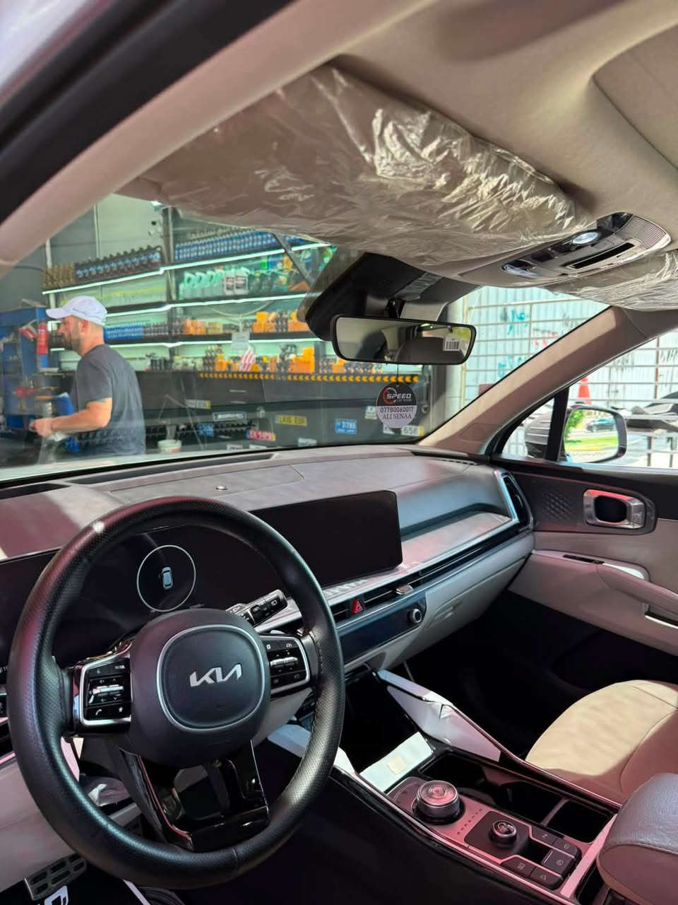 للبيع سيارة Kia Sorento موديل 2025 بحالة ممتازة جدًا، فرصة للباحثين عن النظافة والرفاهية.

* وارد خليجي (وكالة شركة الدولي)
* اللون: سلفر أنيق
* محرك بنزين 6 سلندر سعة 3.5
* ناقل حركة أوتوماتيك
* الممشى: 31 ألف كم
* لوحة: العراق / بغداد

المواصفات:
✔️ داتاشو
✔️ سقف بانوراما
✔️ ويل قياس 20
✔️ فول مواصفات ماعدا المقاعد (مخمل)

السيارة مكفولة، نظيفة جدًا، استعمال شخصي ومعتنى بيها بعناية عالية، جاهزة للفحص بأي مكان.

💰 السعر المطلوب: 31٫500 $

📞 للاستفسار والاتصال: ***********
