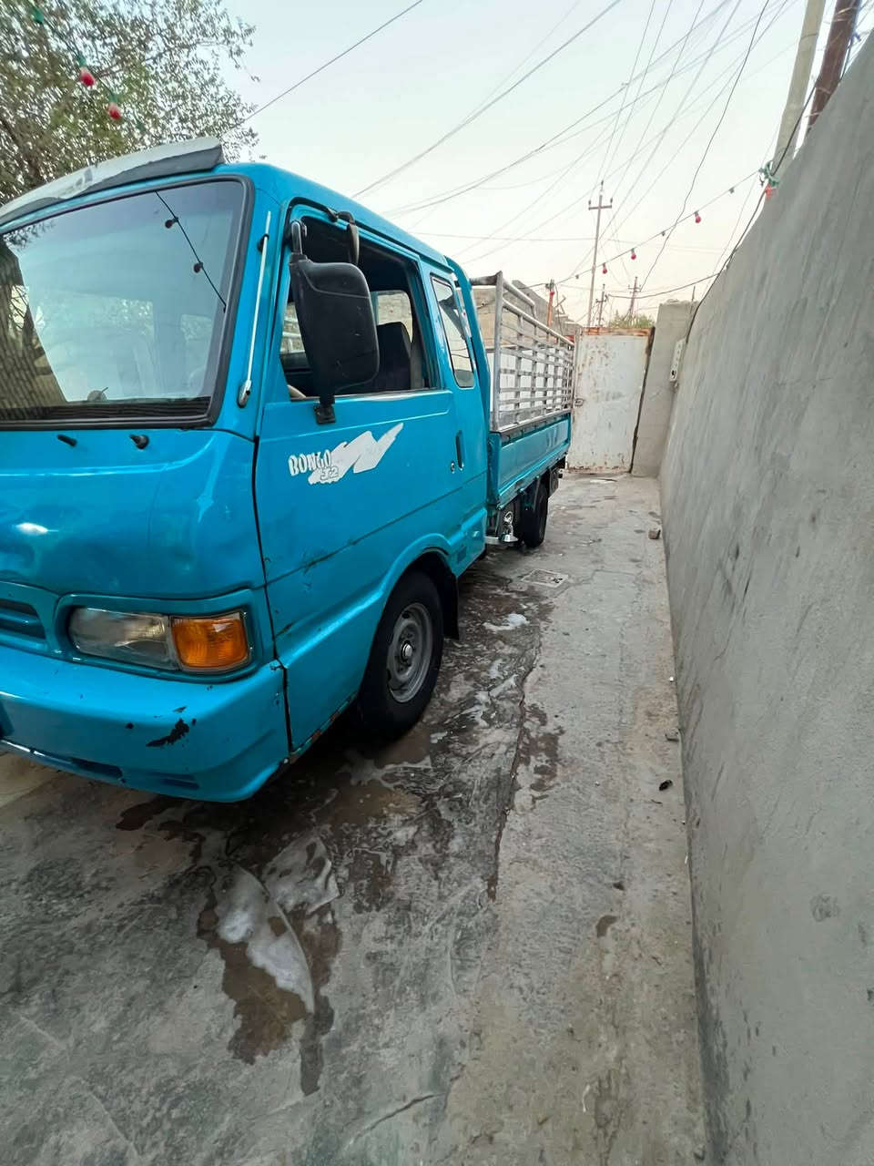 إسلام عليكم 
اخوان كيا حمل موديل 96 رقم انكليزي سنويه جديده  قماره قطره صبغ ما بيه بس رصعه بالبجم وذيول فقط السيارة حلوه مكاني بغداد السعر 52 وبيهه مجال شاصي كفاله  هاتف ***********
