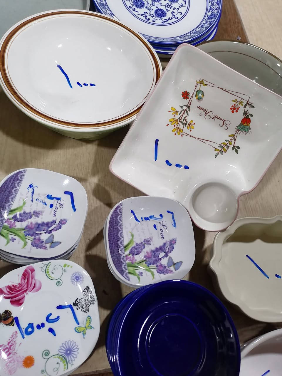 مواعين ملون

