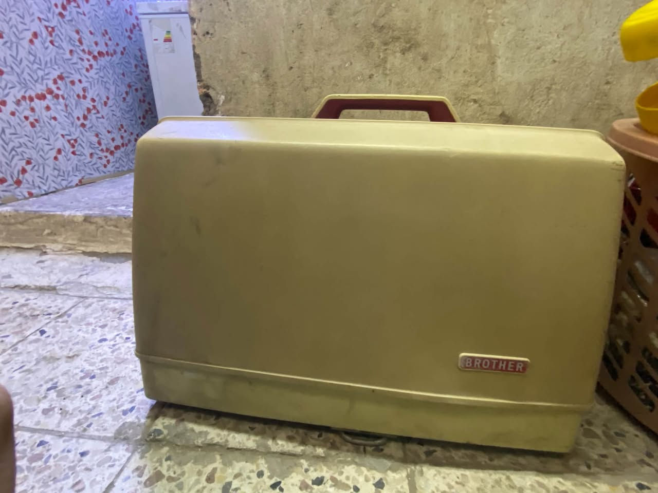 مكينه خياطه للبيع مستعمله قليل مكان بغداد مدينه سعرها 140 بيها مجال ***********
