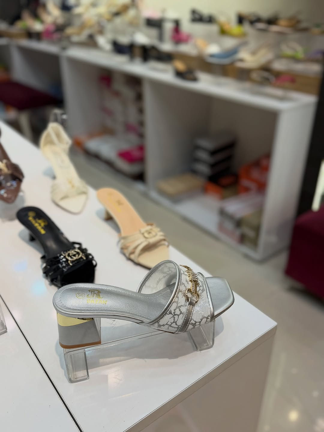 ▫️قياسات  37 38 39 40
▫️الوان سليبر كعب : 4الوان 
————————————————-
🔻للحجز والاستفسار  يرجى المراسلة او اتصال ع واتساب 🔻0770935118 ☎️. 

 ☎️***********🔺
📍العنوان : كركوك - شارع المحافظة - غازي مول - طابق الارضي
