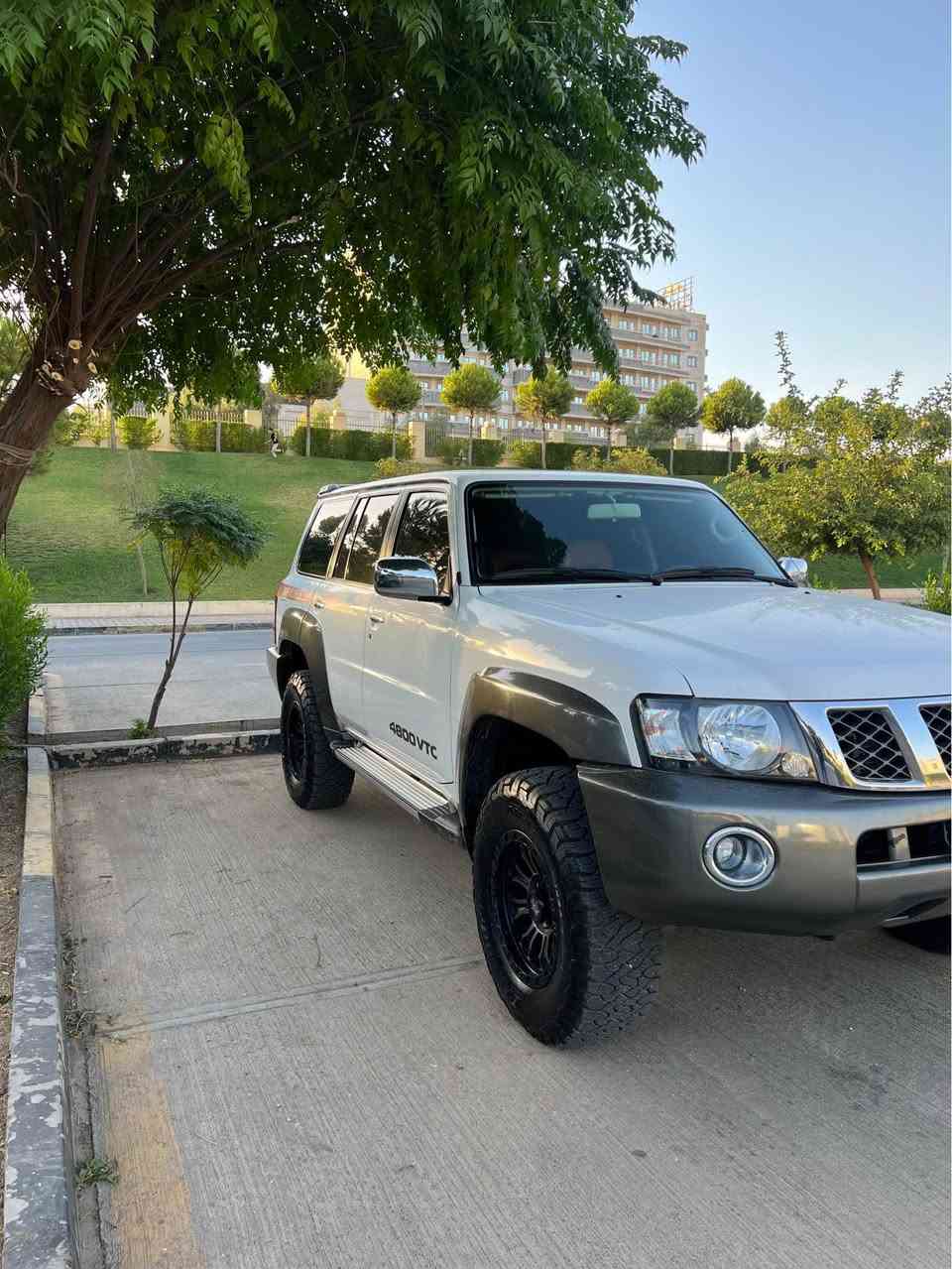السّـلام عليكم 
نيسان باترول  فتك سفاري خليجي وكاله العراق 
موديل 2018 
محرك عادي بدون تيربو المرغوب ويقبل تزويد فوول 
رقم سليمانيه انكليزي 

فول مواصفات سلايد وكشن مشمشي وسبعه راكب وكشنات كهرباء 

وتحكمات ستيرن وكاميرا 
جام مضلل ب السنويه وباج 80% 
ماشي 99 الف كيلو حقيقي شرط الفحص 
كير ومكينه وكهربائيات وصبغ وتعديل وشخط  ودبل كير كفاله عامة 
كير اوتوماتيك مابيه كل نقص 

بيه اضافات ترفيع دبلات ورباط وشمعه ARB اصلي 
من دبي
وعليه تاير BF جبلي وطخم ويل جدد 
وياه طخم تاير بالون اضافي 
سيارة قويه ونشطه جداا 
كله بشرط 

مكان السياره السليمانيه المركز 
للتواصل ***********/*********** السليمانية, العراق
