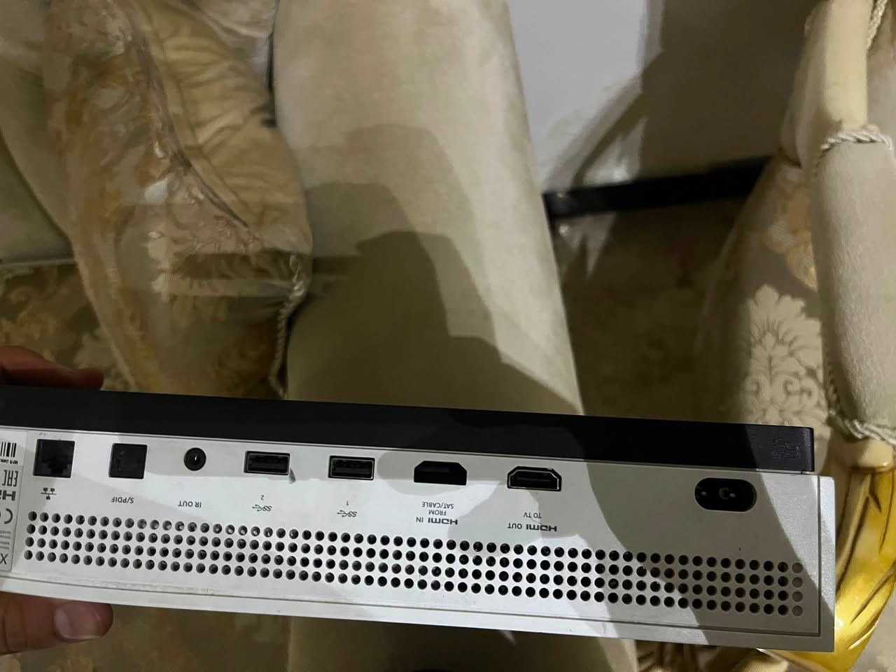 اكس بوكس ون اس جهاز جديد بي فقط HDMI مضروب السعر 120 الف وبيه مجال ويرهم المرواس اي شي الاستفسار والاتصال عله رقم ***********
