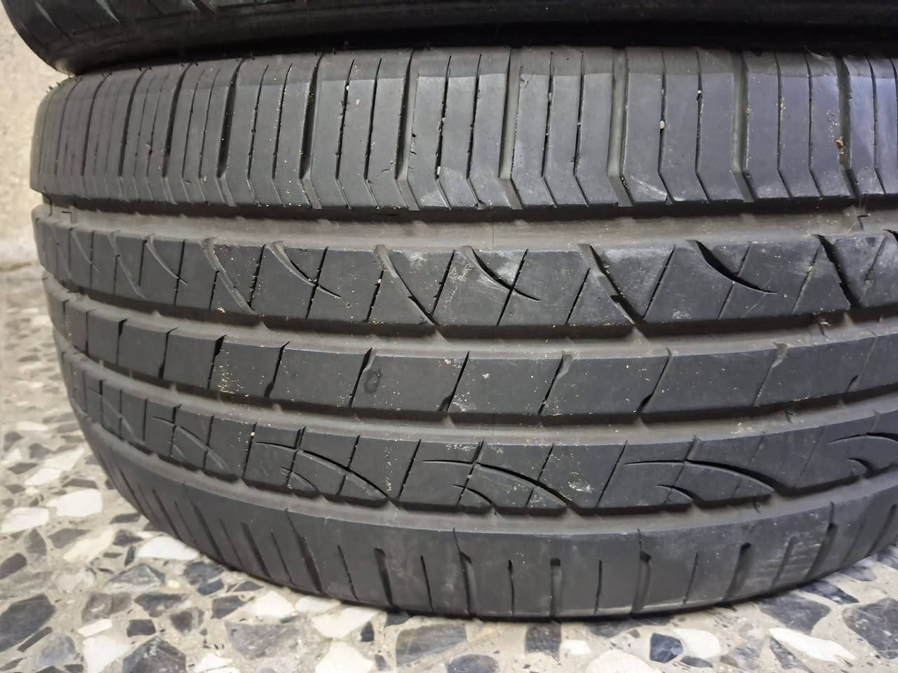 للبيع اطارات 2 سايز قياس الخلفي 275/30/ZR20 الامامي 245/35/ZR20 نضيفات كلش مكاني دوره *********** وتساب يوجد توصيل .
