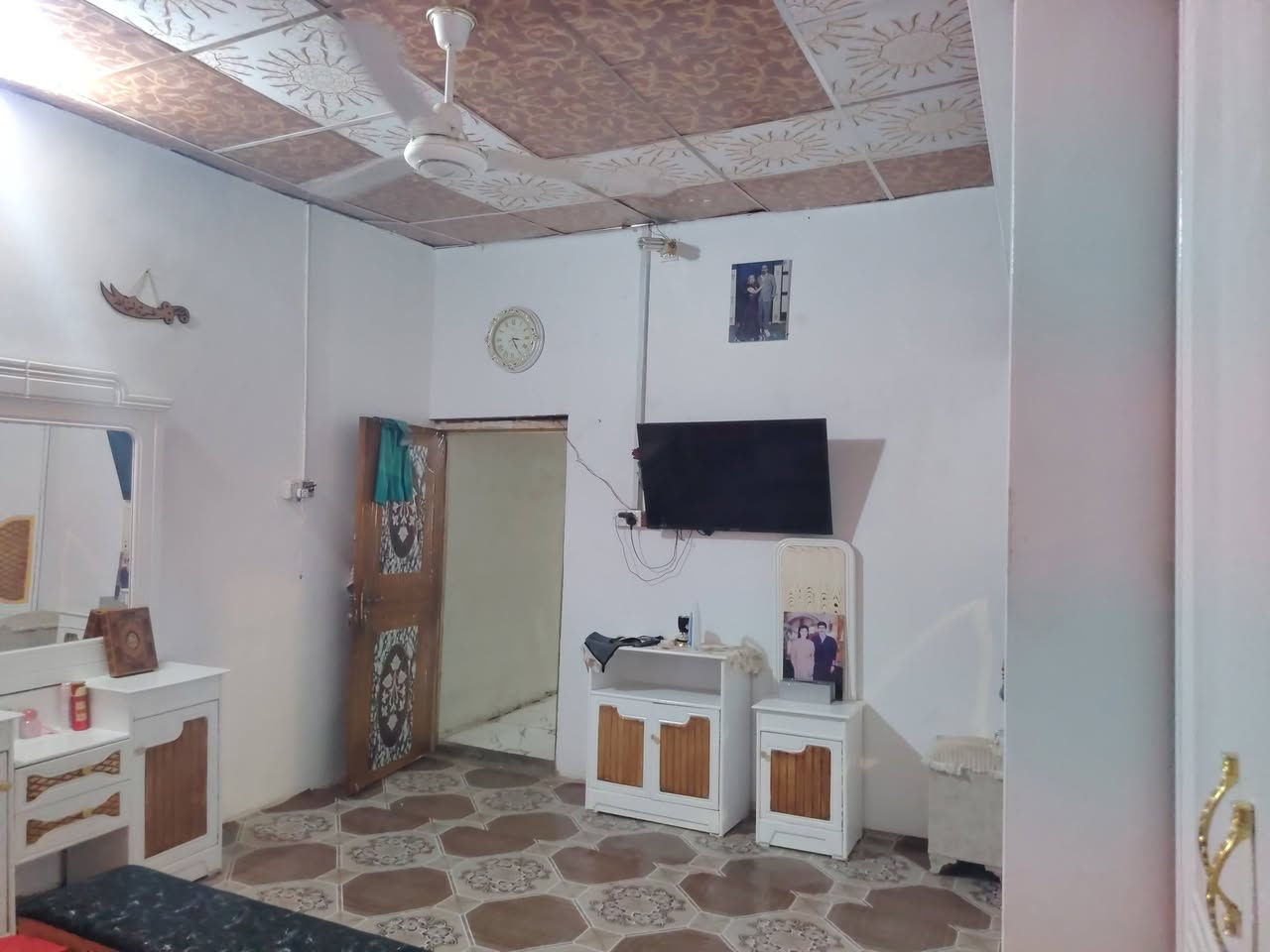 سلام عليكم ورحمة الله بيت للبيع تجاوز في القبله حي القائم قرب مدرسة الهدايه يحتوي البيت على قرفتين كل قرفه حمام. الغرف والمطبخ سقف ثانوي البيت يرادلهه بس ديوانيه وحمام خارجي بي كهرباء ضفيره ثري فيز ولسكف سندويج  السعر عشره مليون وبي مجال رقمي ***********

