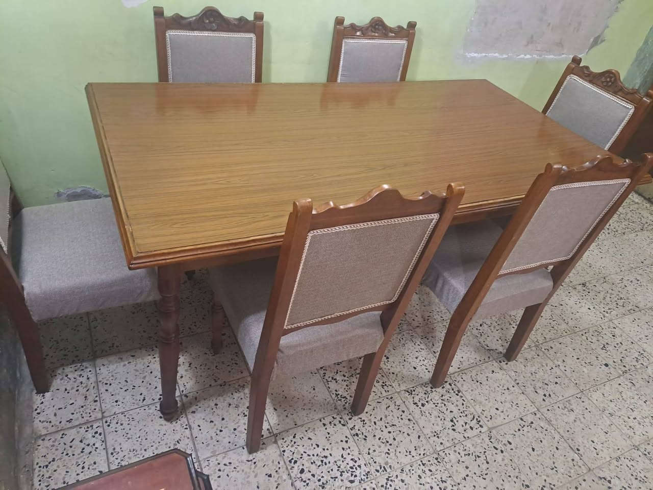 ميز طعام ٦ كراسي خشب صاج عراقي نظيف جدا بدون اي ضرر الاتصال ***********
