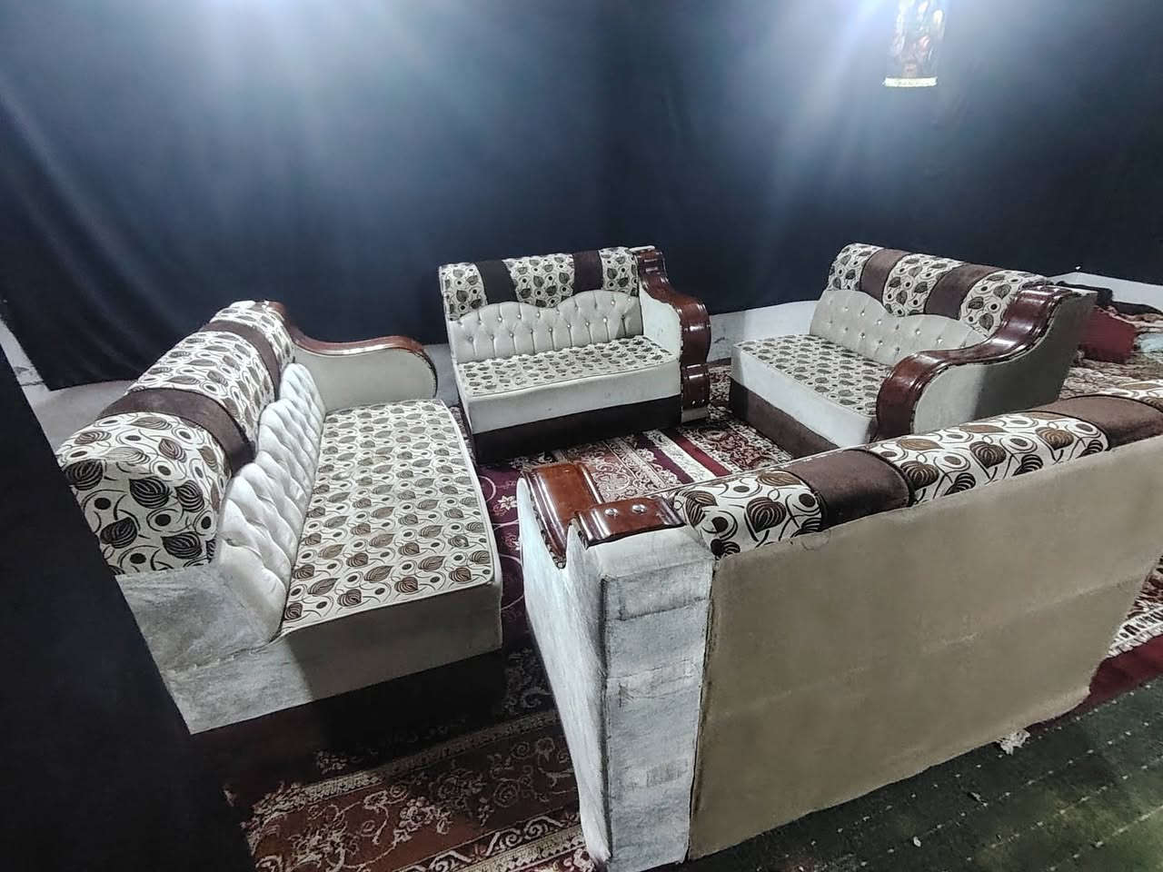 السلام عليكم قنفات للبيع نظيفات كلش اربع قطع سعرهن ٧٥ الف وبيهن مجال عنوان البصره ابو الخصيب رقم ***********
