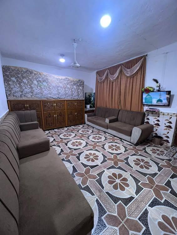 🏠 للبيع بيت سكني مميز في الحي العسكري

بيت مرتب وجاهز للسكن، بمساحة كلية 240 م²، بناء قديم ومحافظ عليه، والبيت عكادة وقطره ما يذب، مرتب ونظيف وينسكن مباشرة.

🔹 تفاصيل البيت:
• 3 غرف
• هول
• صالة
• ديوانية
• مجاري كاملة
• شارع مبلط
• خدمات متوفرة

📍 الموقع: الحي العسكري
🏫 قريب من مدرستين: ابتدائية ومتوسطة، مما يجعله مناسب جداً للعوائل.

✨ بيت عملي ومرتب، موقعه خدمي ومناسب للسكن، وتتوفر حوله الخدمات الأساسية.

📞 للجادين والاستفسار عن السعر والتفاصيل، مراسلة خاص او تصال على رقم 
***********
