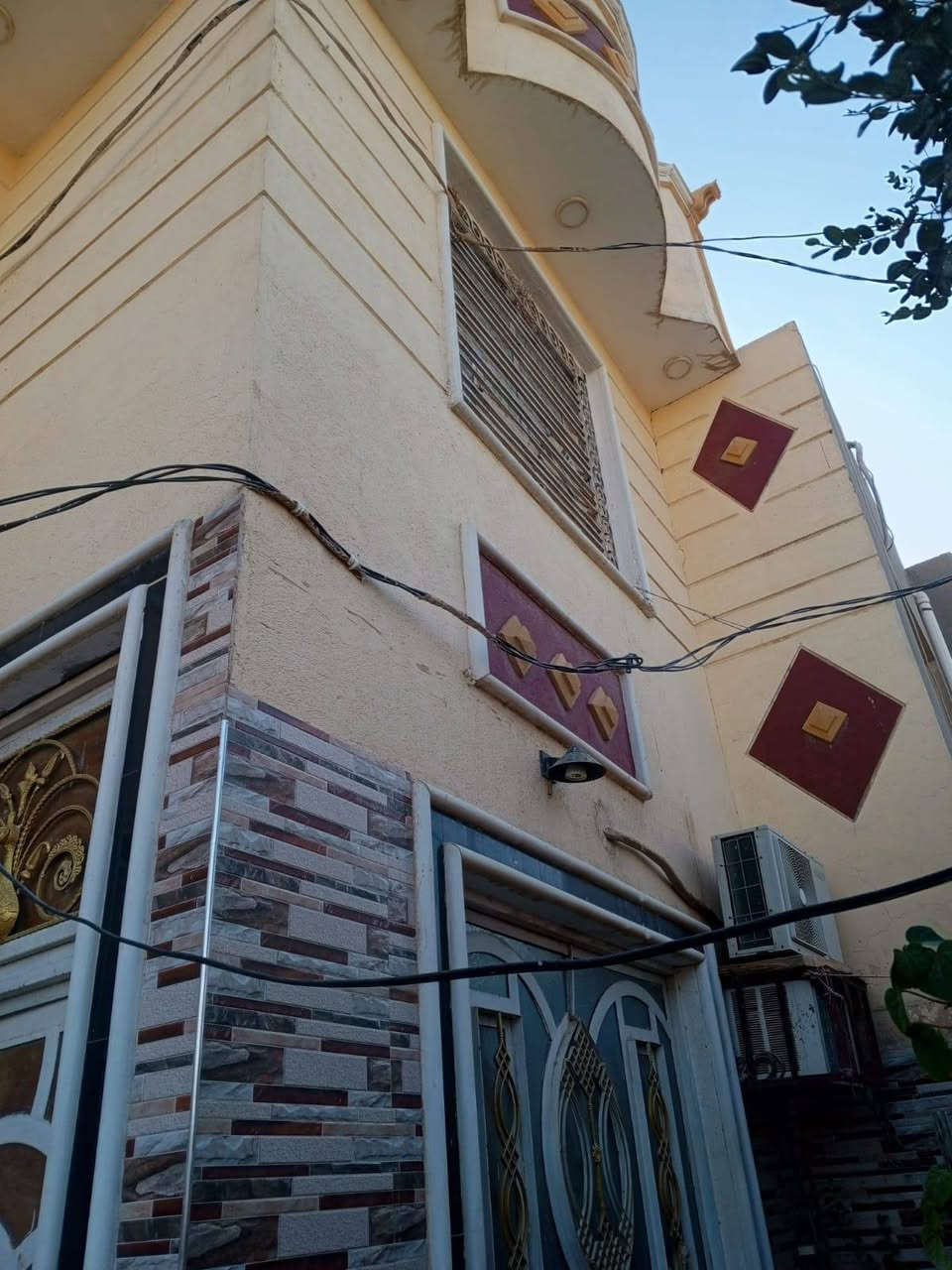 بيت للبيع
مساحه 200 متر

طابقين - بناء حديث

الاول : غرفتين واستقبال وصاله ومطبخ وصحيات

الثاني : 4 غرف ومطبخ وصحيات كونكريت

العنوان : مدينه الصدر - 400 دار. منطقه حي

السلام جديده

الخدمات : تبليط كهرباء مجاري.

للاستفسار الاتصال او التواصل على الهاتف ***********
