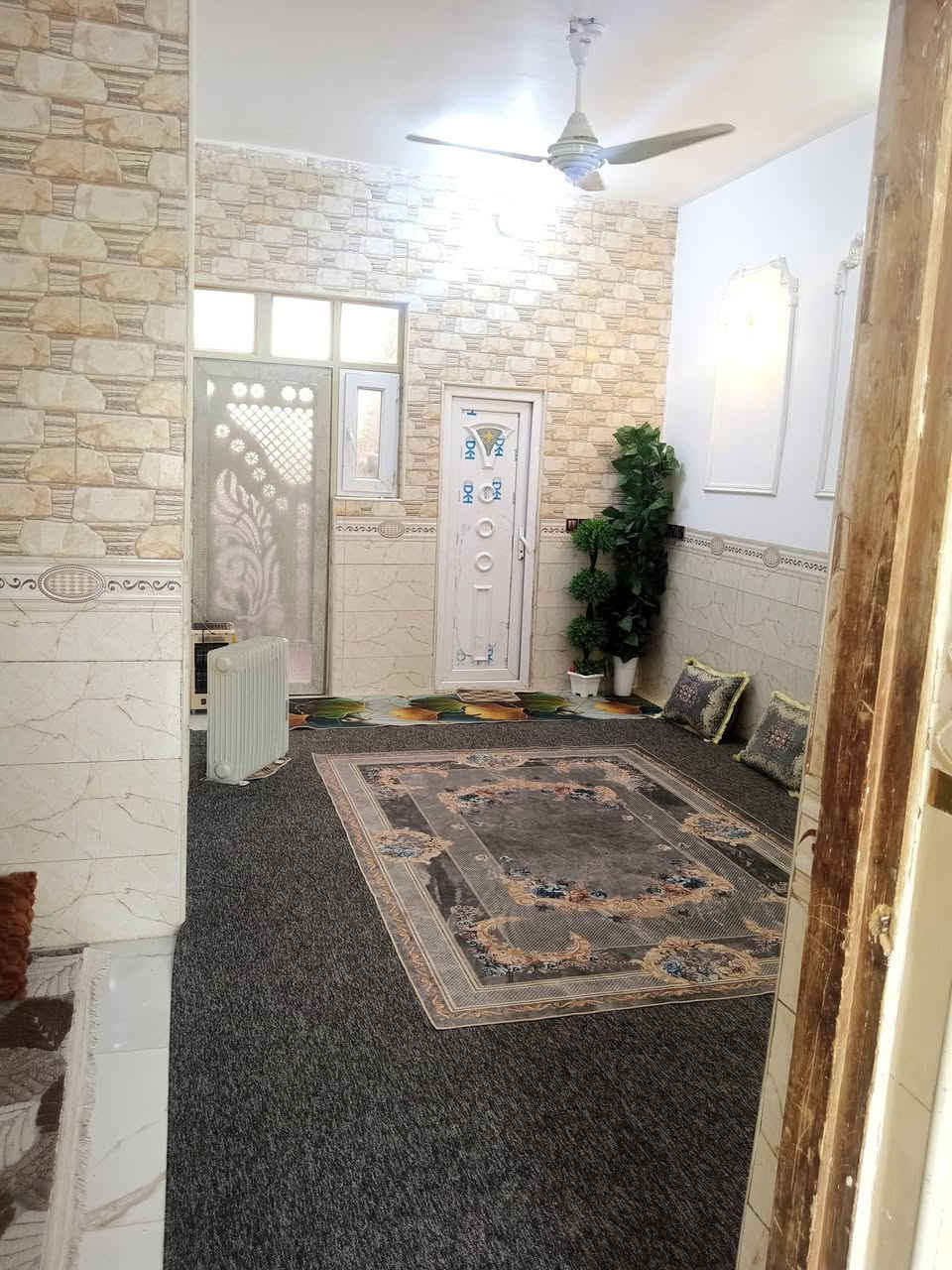 السلام عليكم ... بيت للبيع 38 وبي مجال بسيط منطقة الصدر الثالث مشمول بقرار 320 للتطويب ان شاءالله  مساحة 112 متر مكان البيت بين فرع اسواق فدك وبين 17تموز الكوفه سايدين جامع الاحسان وقريب ع سايدين الي يرحن للصناعي مستشفى ابن بلال كل الخدمات متوفره يمه باقي صور وفيديو للبيت وتفاصيل كامله للاستفسار اكثر مراسلة الصفحه او الاتصال ع الأرقام ***********... *********** وات ساب
