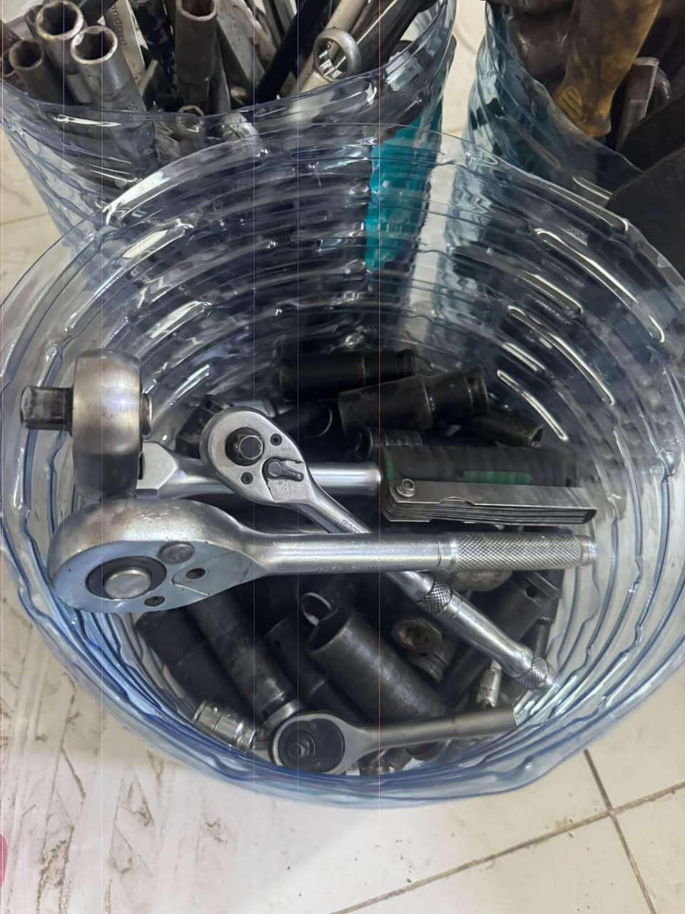 ورشة متكاملة فيتر حداد كهرباء
عنواني البصرة المعقل ***********

السعر خمس ملايين ونص اذا كلهن سوية

فخات عدد4 (دبل+دسك)

قاشطة وايرات عدد 1

فخت فيت بم عدد 1

درنفيس (فتح+دك) عدد 34

مغناطيس عدد 2 

جلابتين +قارصة جوينات +قارصات فيش عدد 26

يده عزم عدد 1 

سبانه T قياسات مختلفة عدد 12

تطوالات+يدات ثابته عدد 17

قالعات كلبسات (عظم)سيت كامل عدد 6

سباين قياسات مختلفه عدد65

لقم (خفيف+ثقيل+نجمه)عدد 120

رواجز عدد 5

كوسرة ( شحن+كهرباء)عدد 3

بلكات مختلفه جديد عدد 32

جهاز فحص صبغ سيارات 1

النكيات نجمة 2 سيت صغير+1 سيت كبير

جهاز فحص ضغط السلندر (جديد غير مستخدم)

بطاريات 6+شاحنة بطاريات4 (دريل)

مكينة لحيم عدد 1

شاحن بطارية سيارات (كهرباء)

جهاز فحص بلكات عدد 1

لايت عمل عدد 2

جهاز فحص كتفات+فيوزات عدد 1

جهاز فحص مجاول عدد 1

اوڤوميتر 1

درنفيس فحص فيوزات(حار وبارد) عدد 1

جهاز فحص كومبيوتر سيارات LAUNCH عدد 1

جهاز غسل وفحص نوزلات (LAUNCH)+ محلول تنظيف عدد 3+سيت ادبترات +سيت اورنگات وفلاتر 

جهاز غسل غرف احتراق

علبة كتفات وفيوزات 

جكات رفع عدد 2

منجنيقات عدد 4

سيت قفيص بستن عدد 1

جك رفع محرك عدد 1

كمبريسر 200 لتر كامل مع صوندة ودريل

ميز حديد جبير مال عمل
