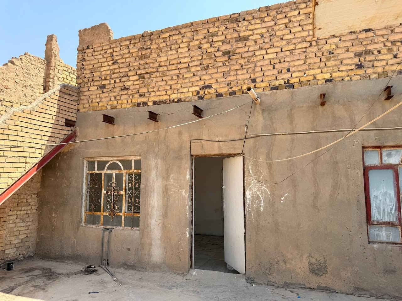 بدووون دلاليه السلام عليكم شقه لايجار تحتوي على هول مطبخ غرفه مجمع صحي كامل خارجي زائد سطح عالي وناصي كامله مكمله الموقع شارع 80 شارع الحسينيه حي الشهداء بظهر الشارع الرئيسي السعر 250الف 
***********
