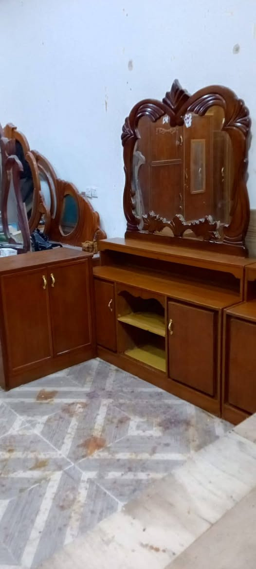 غرفه للبيع السعر 500 وبيه مجال العنوان الرمادي الزراعة قرب الجنسيه الموحده ***********
