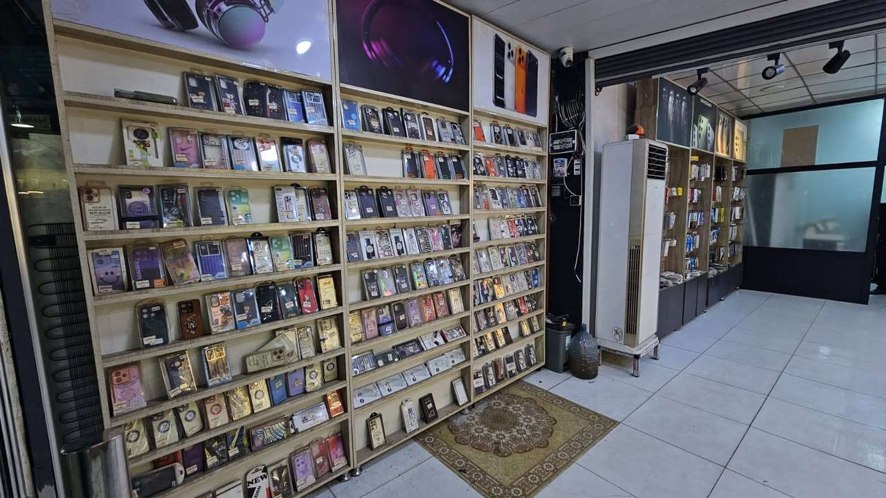 🔥 للبيع محل تجاري جاهز للعمل – بورصة البلديات للموبايل 🔥
📍 موقع مميز:بغداد /البلديات 
 قرب تقاطع الكهرباء باتجاه ساحة الحمزة
📐 المساحة: واجهة 6 متر × نزال 11 متر
⭐ مميزات المحل: • غرفتين إضافية قابلة للفتح والضم للمحل، وتكدر تستفاد منهن كتوسعة للمساحة. • 5 فاترينات أرضية. • 11 فاترينة عمودية بارتفاع 280 سم مع الإعلانات، والإعلانات قابلة لتغيير الصور. • ميز كاشير بطول 2 متر. • البيع مع كامل الأثاث والتجهيزات.
✅ المحل جاهز للعمل مباشرة، والتجهيزات كلها موجودة.
📞 للاستفسار والتفاصيل: ***********
💥 فرصة مناسبة للي يريد محل جاهز بدون تعب التأسيس والتجهيز.
