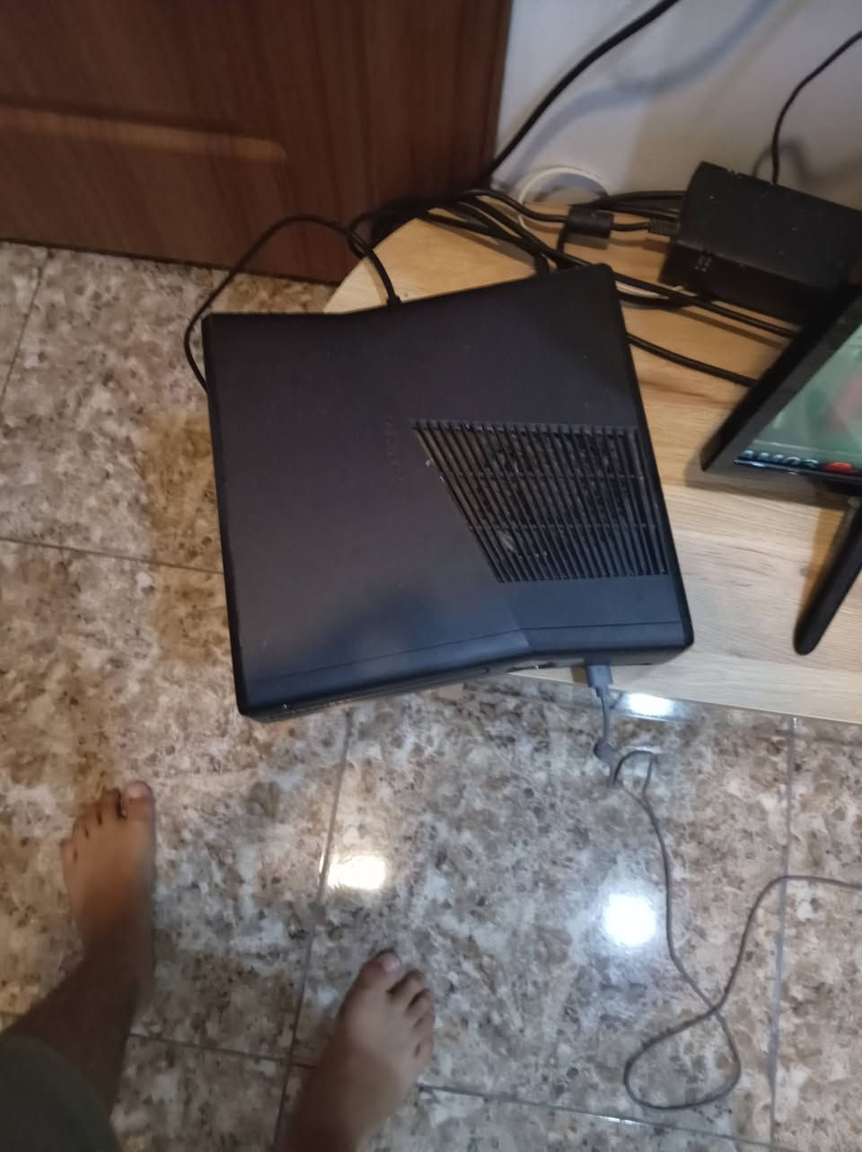 السلام عليكم بلي اكسبوكس 360 يحتوي علي 150 لعبه كامل ملحقات سعر 130 وبي مجال الرقم ***********
