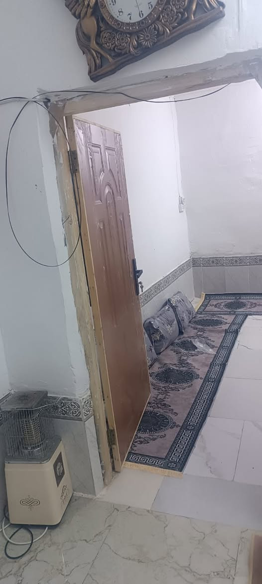 السلام عليكم 
معروض للبيع نصف دار خلفي 
المساحه (١٠٠) م الدربونه متر وربع 
طابق واحد بناءً قديم مرمم
في منطقة حي الشهداء الشارع الخدمي مقابل السريع 
يحتوي على 
استقبال وصاله وغرفه ومطبخ وصحيات 
السعر (٦٠) مليون قفل 
للاستفسار الاتصال واتساب ***********
مكتب المدار الذهبي للعقار
