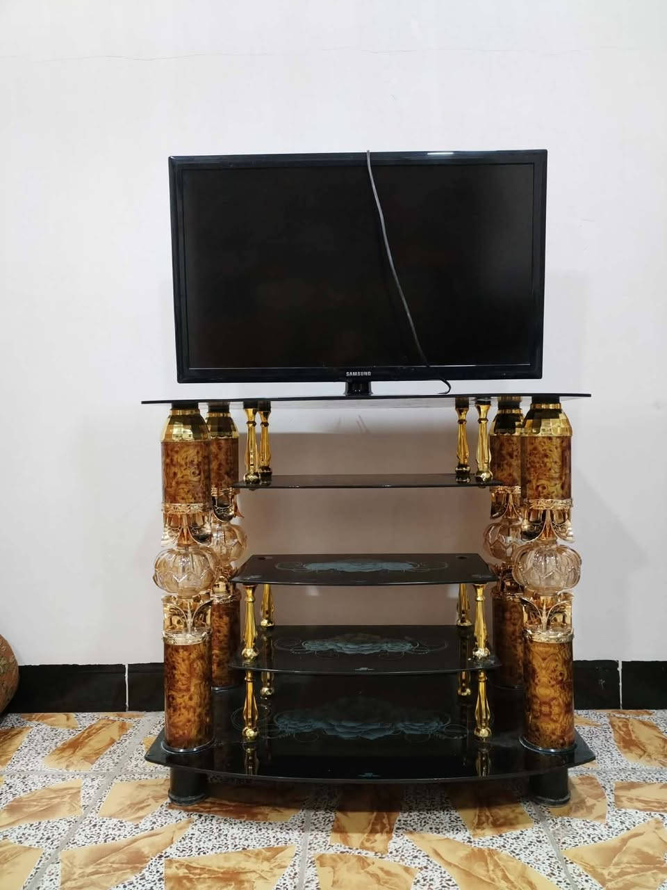 عندي غراض للبيغ كونتر و مكتبه و مرشحه و تلفزون و ميز مال التلفزيون التواصل خاص او عل الرقم ***********
